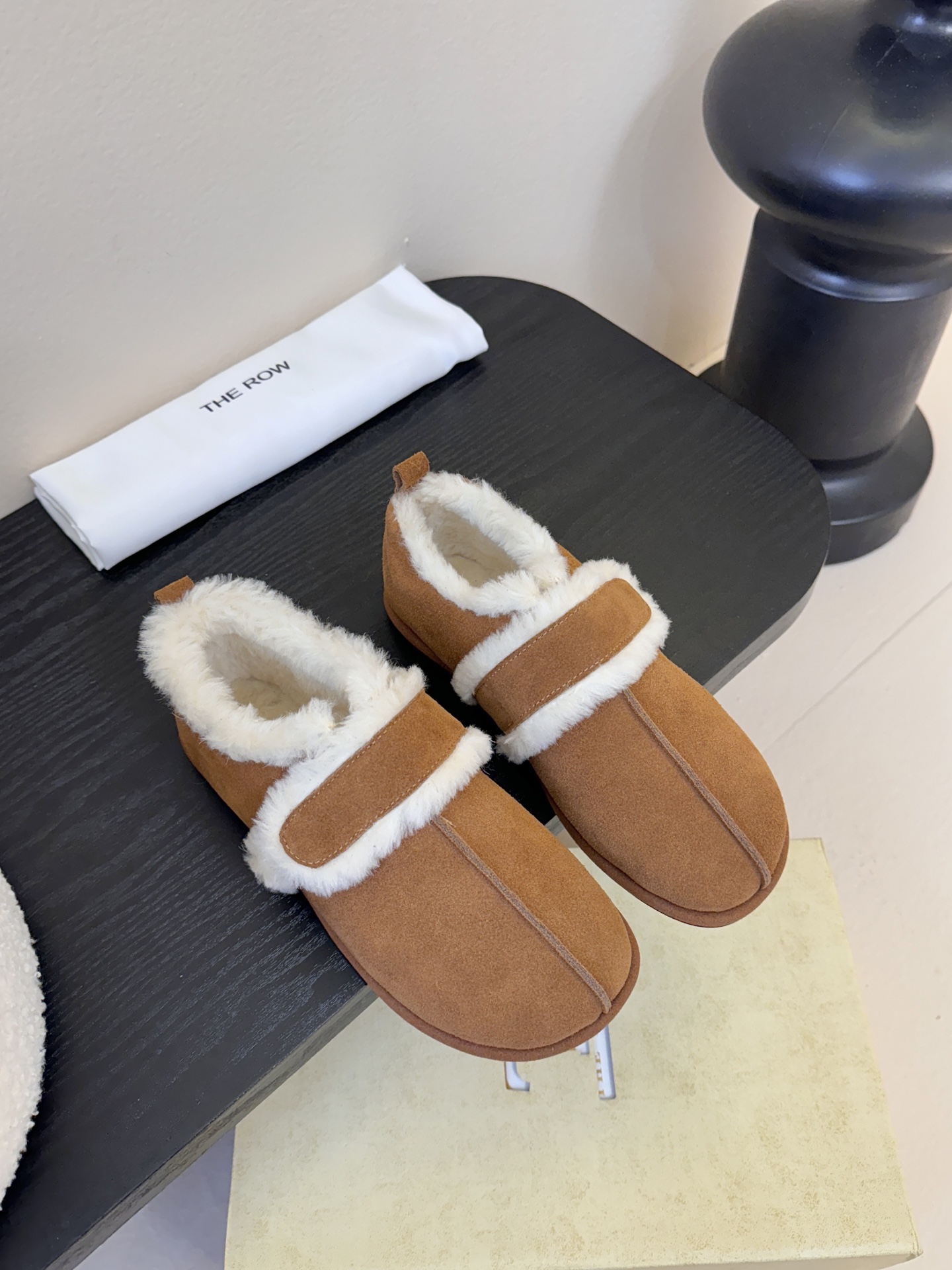 25年最新款The Row皮毛一体羊毛靴，魔术贴设计简单又方便，搭配也好看！整个鞋子非常柔软，好穿不磨脚
