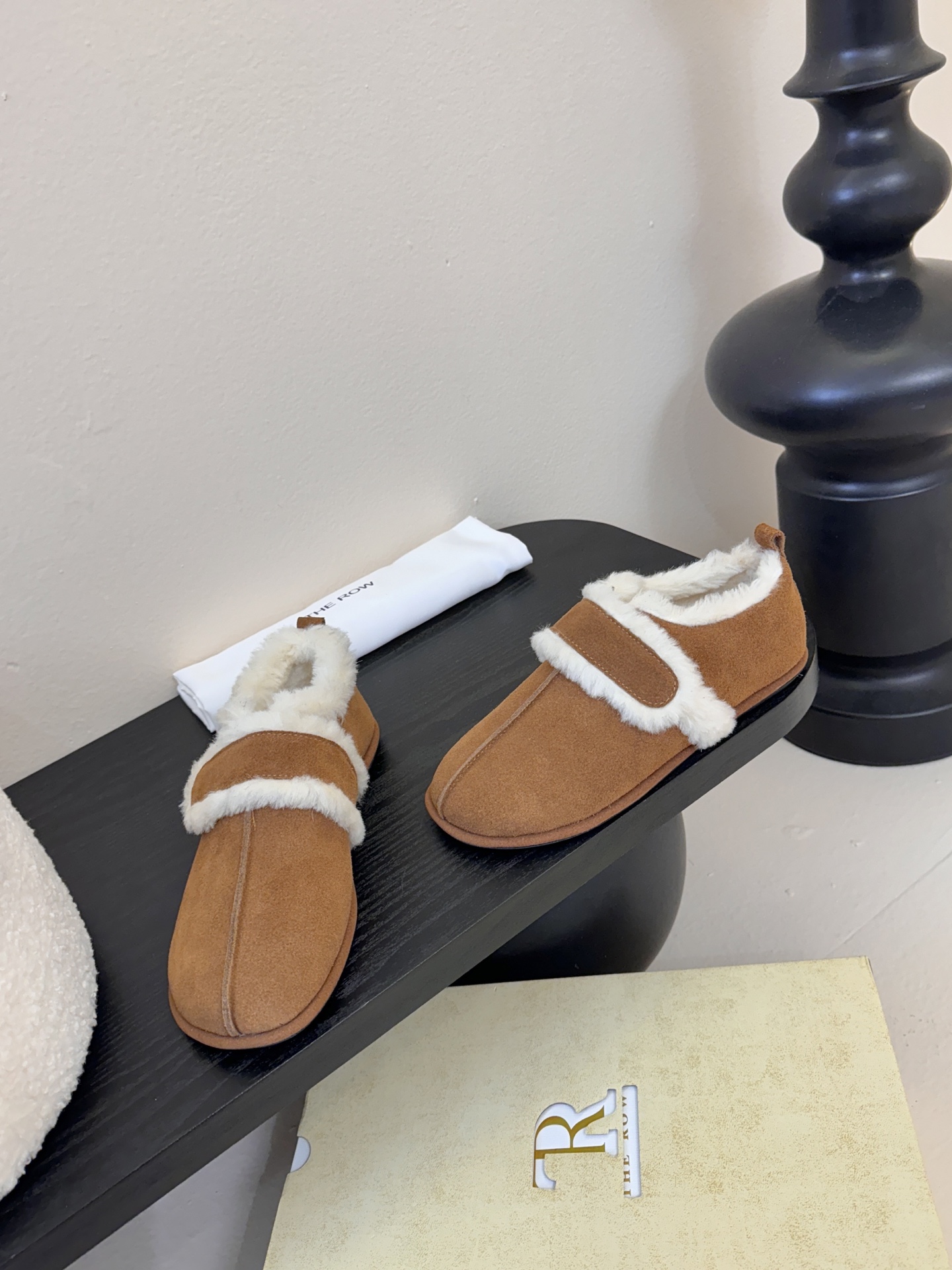 25年最新款The Row皮毛一体羊毛靴，魔术贴设计简单又方便，搭配也好看！整个鞋子非常柔软，好穿不磨脚