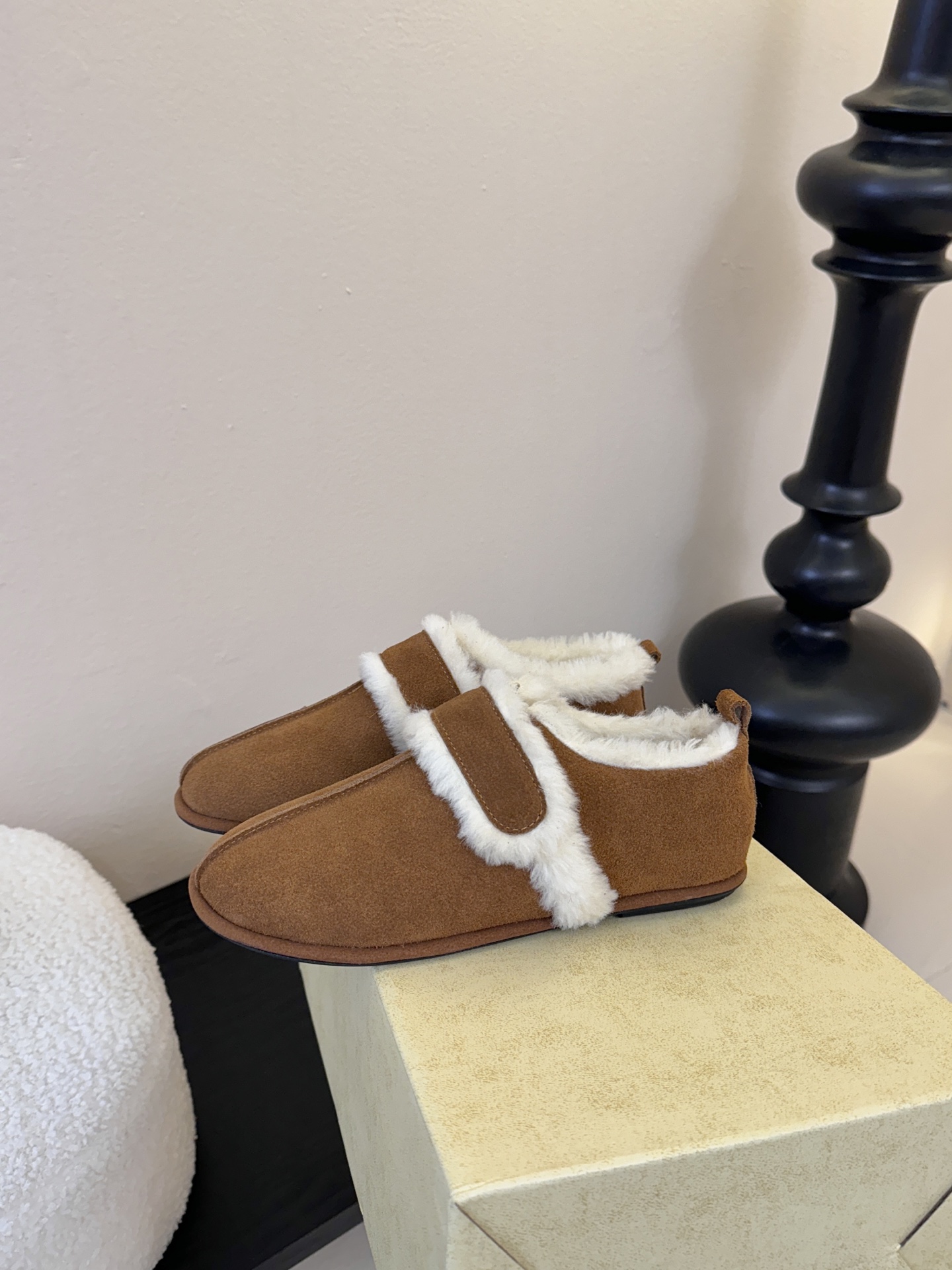 25年最新款The Row皮毛一体羊毛靴，魔术贴设计简单又方便，搭配也好看！整个鞋子非常柔软，好穿不磨脚