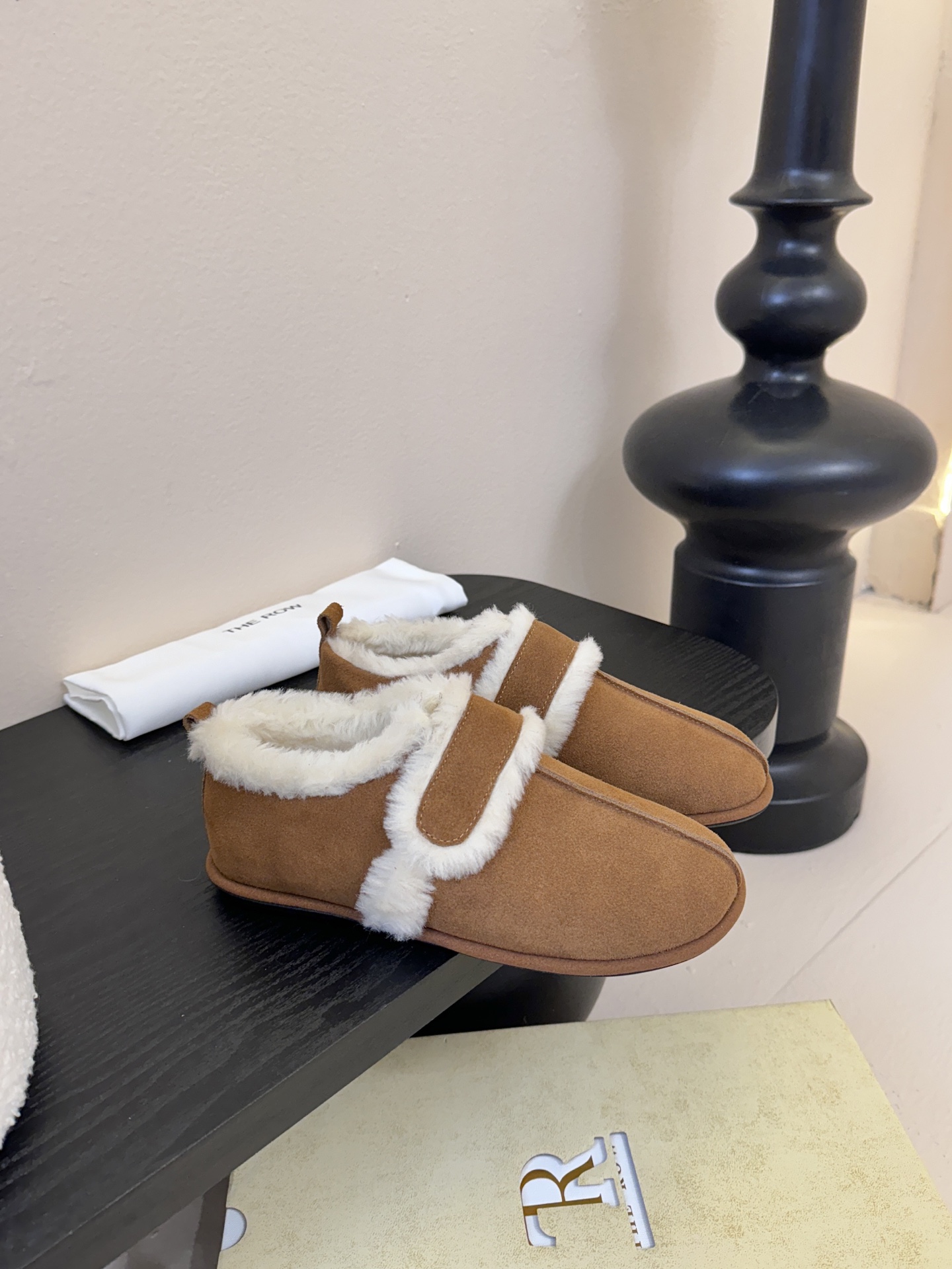 25年最新款The Row皮毛一体羊毛靴，魔术贴设计简单又方便，搭配也好看！整个鞋子非常柔软，好穿不磨脚