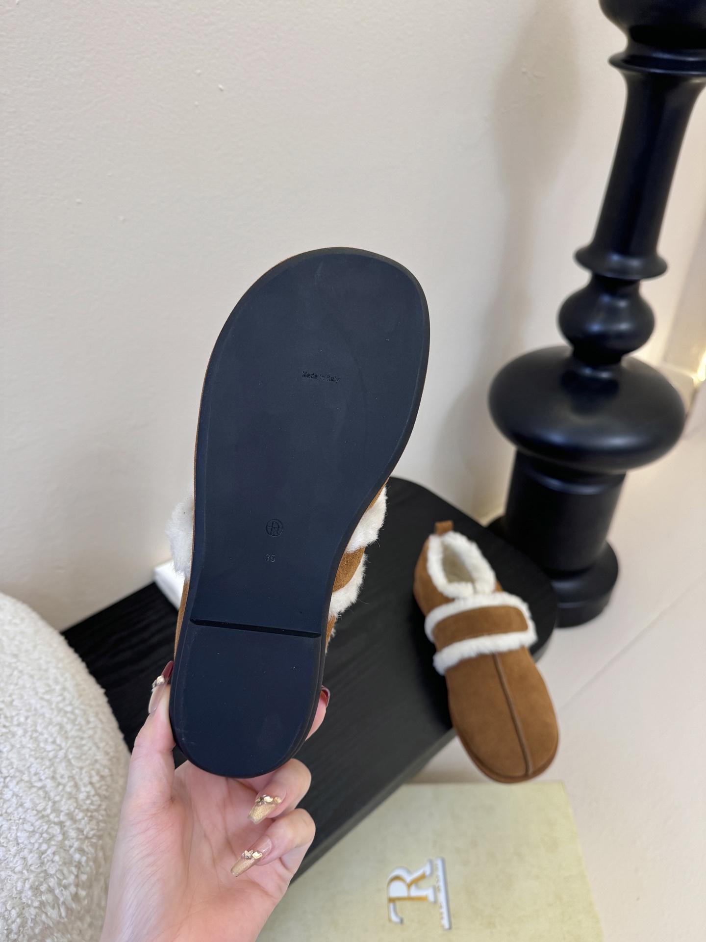 25年最新款The Row皮毛一体羊毛靴，魔术贴设计简单又方便，搭配也好看！整个鞋子非常柔软，好穿不磨脚