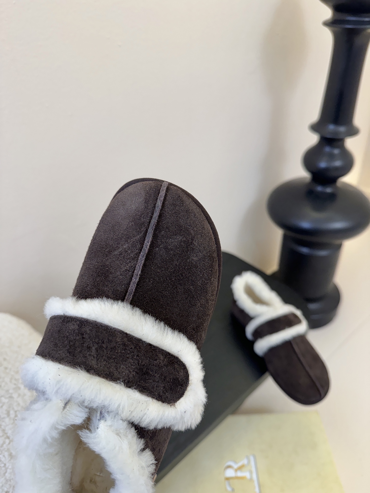 25年最新款The Row皮毛一体羊毛靴，魔术贴设计简单又方便，搭配也好看！整个鞋子非常柔软，好穿不磨脚