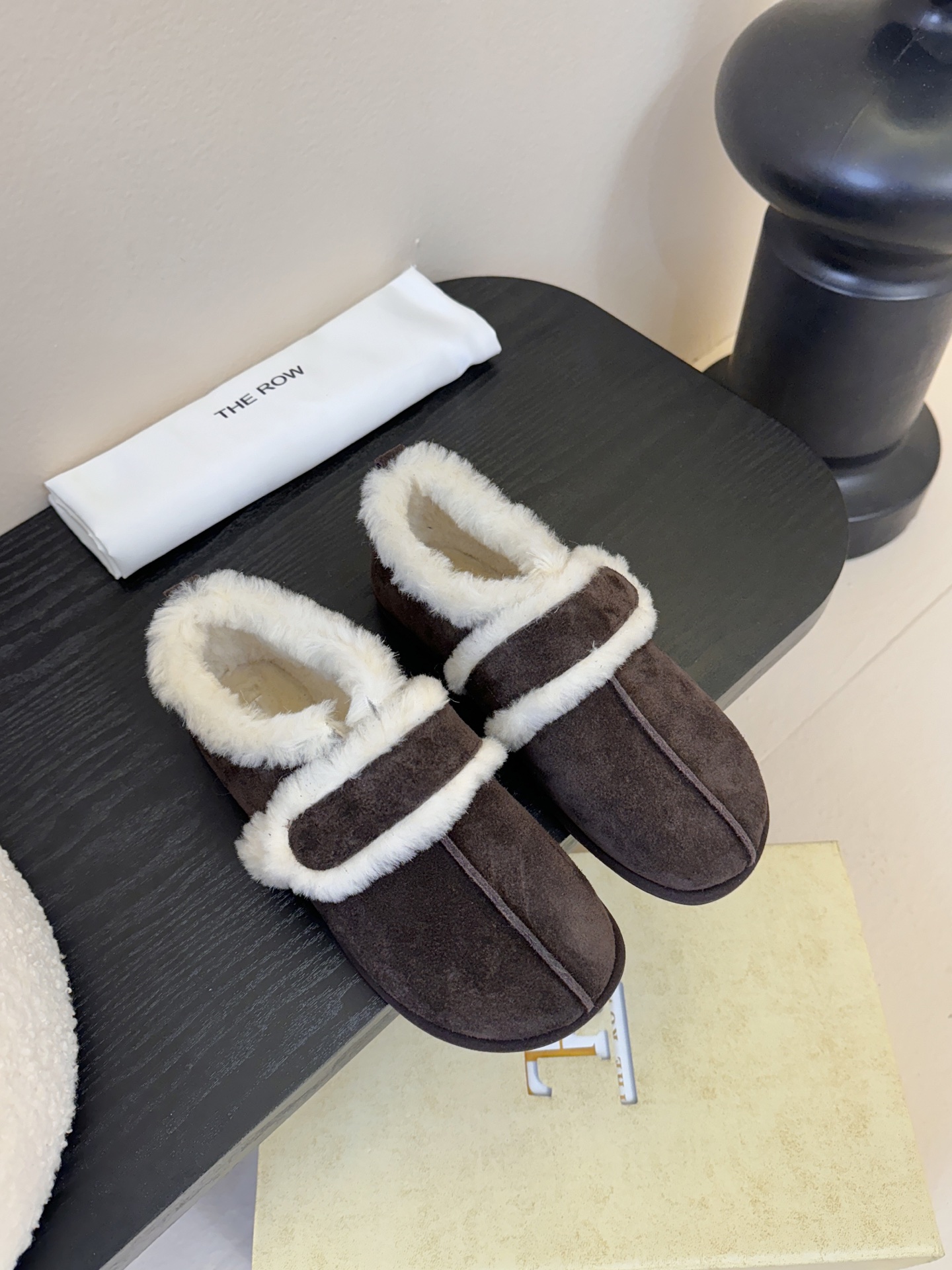 25年最新款The Row皮毛一体羊毛靴，魔术贴设计简单又方便，搭配也好看！整个鞋子非常柔软，好穿不磨脚