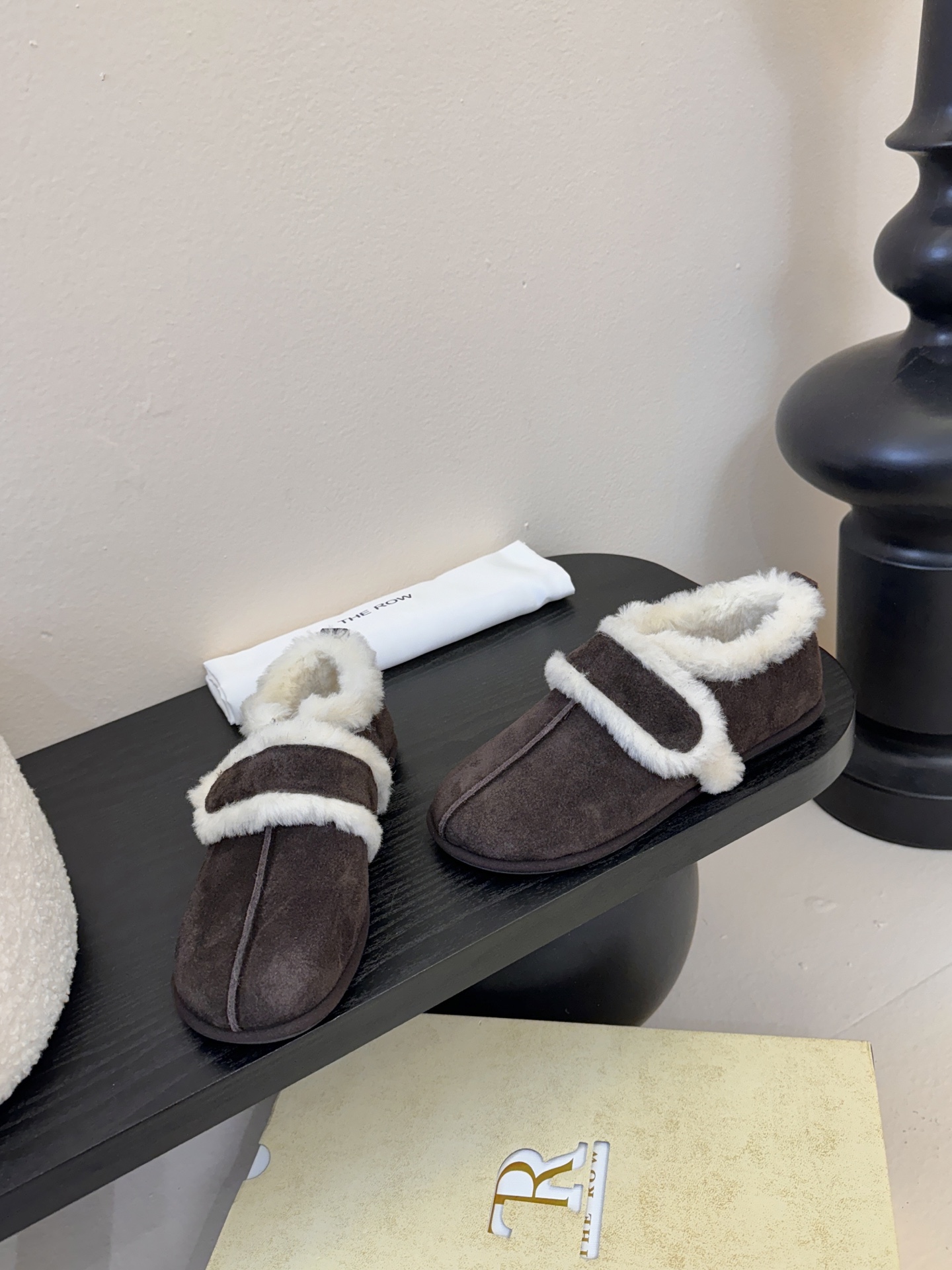 25年最新款The Row皮毛一体羊毛靴，魔术贴设计简单又方便，搭配也好看！整个鞋子非常柔软，好穿不磨脚