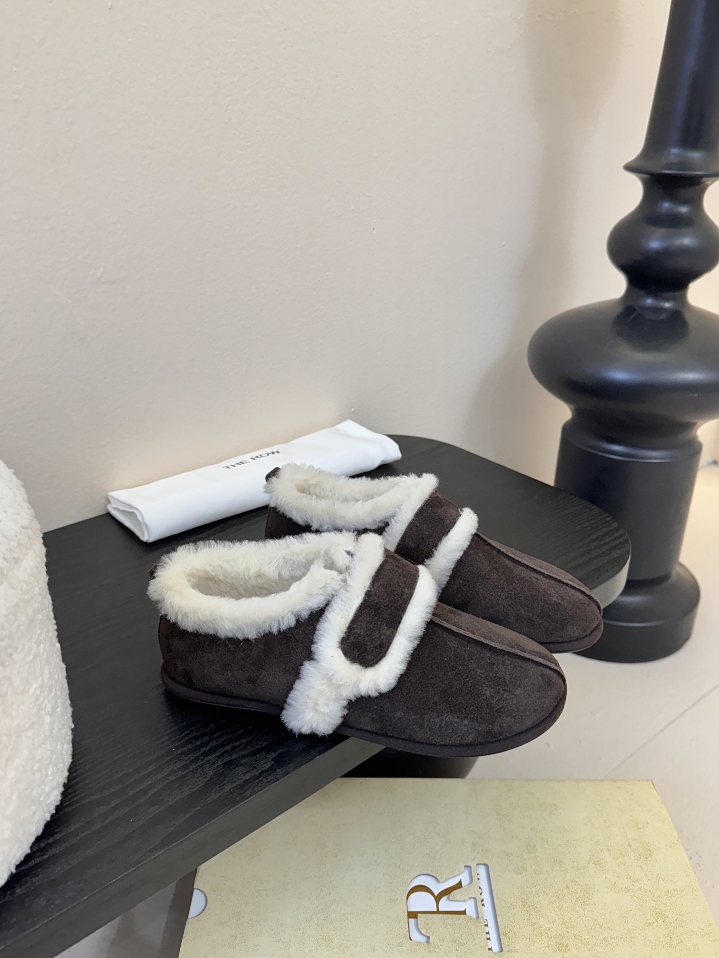 25年最新款The Row皮毛一体羊毛靴，魔术贴设计简单又方便，搭配也好看！整个鞋子非常柔软，好穿不磨脚