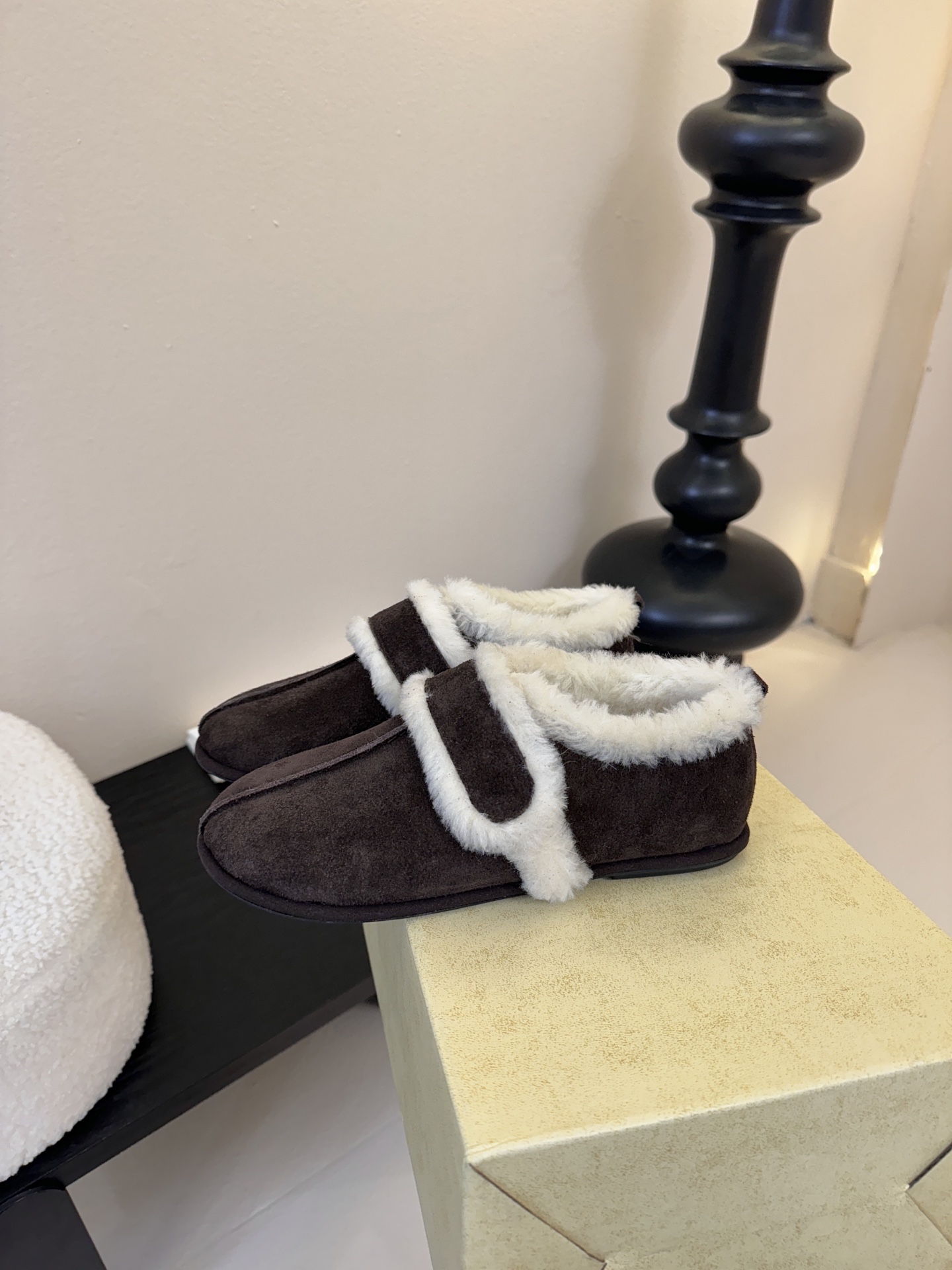 25年最新款The Row皮毛一体羊毛靴，魔术贴设计简单又方便，搭配也好看！整个鞋子非常柔软，好穿不磨脚