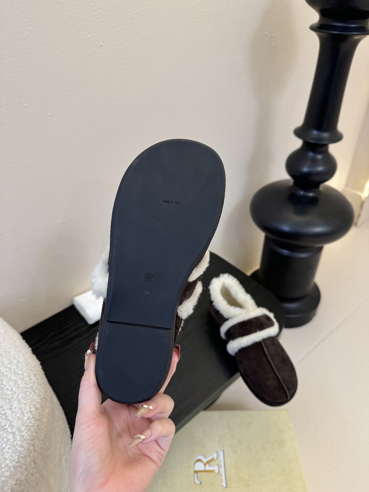 25年最新款The Row皮毛一体羊毛靴，魔术贴设计简单又方便，搭配也好看！整个鞋子非常柔软，好穿不磨脚