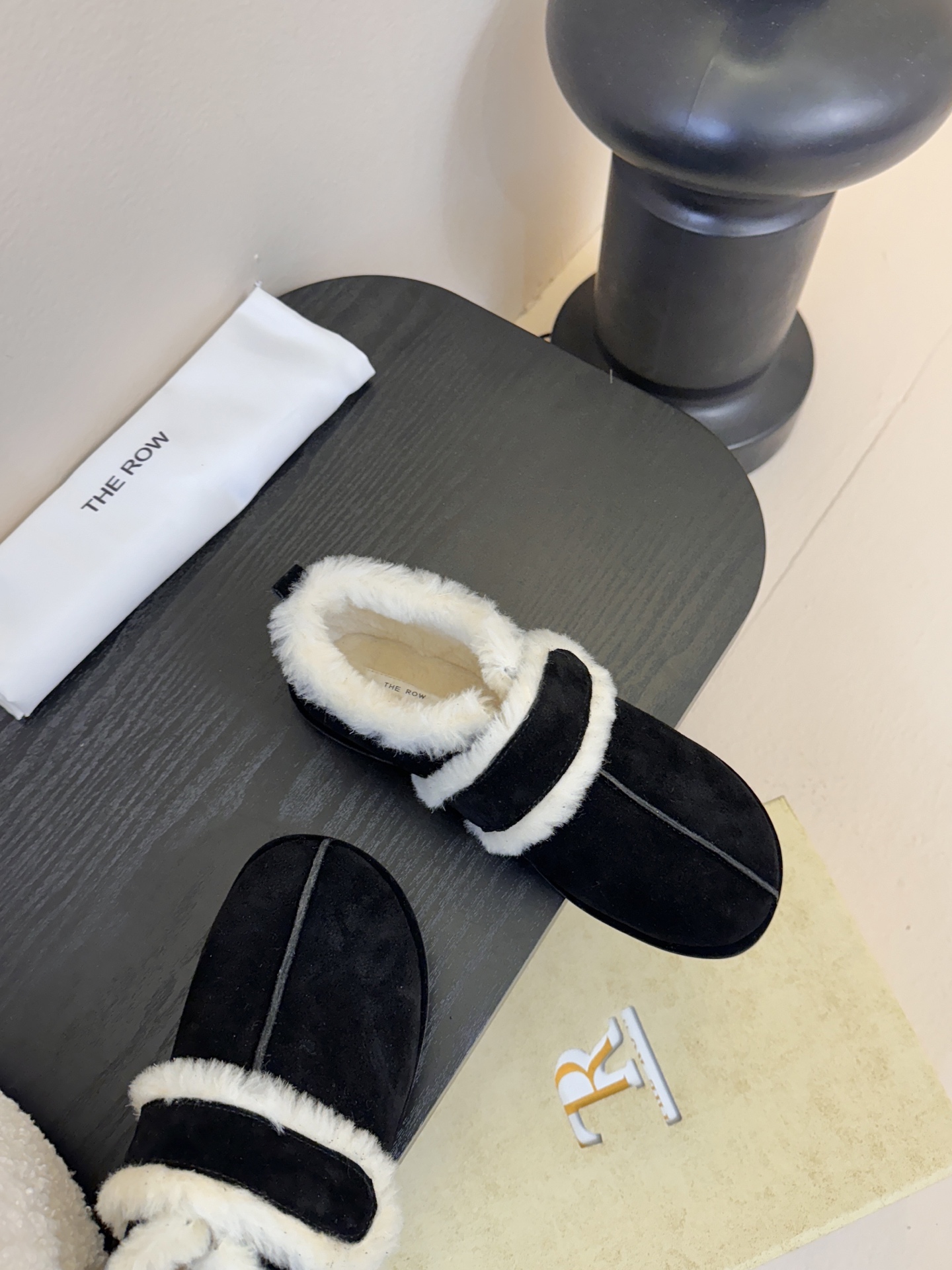 25年最新款The Row皮毛一体羊毛靴，魔术贴设计简单又方便，搭配也好看！整个鞋子非常柔软，好穿不磨脚