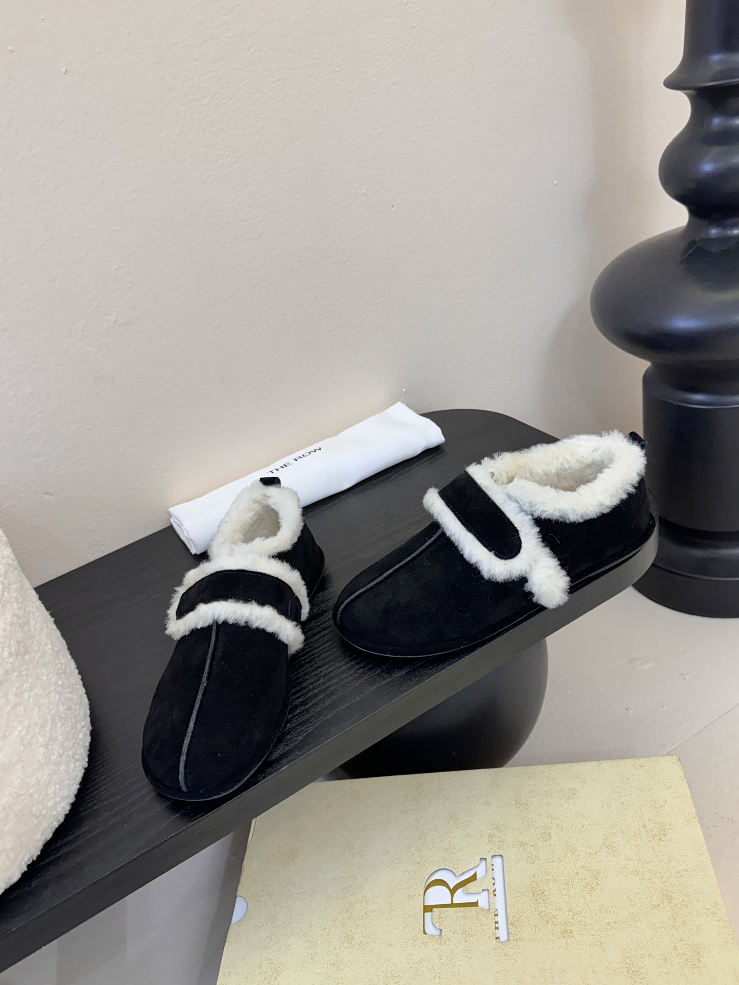 25年最新款The Row皮毛一体羊毛靴，魔术贴设计简单又方便，搭配也好看！整个鞋子非常柔软，好穿不磨脚