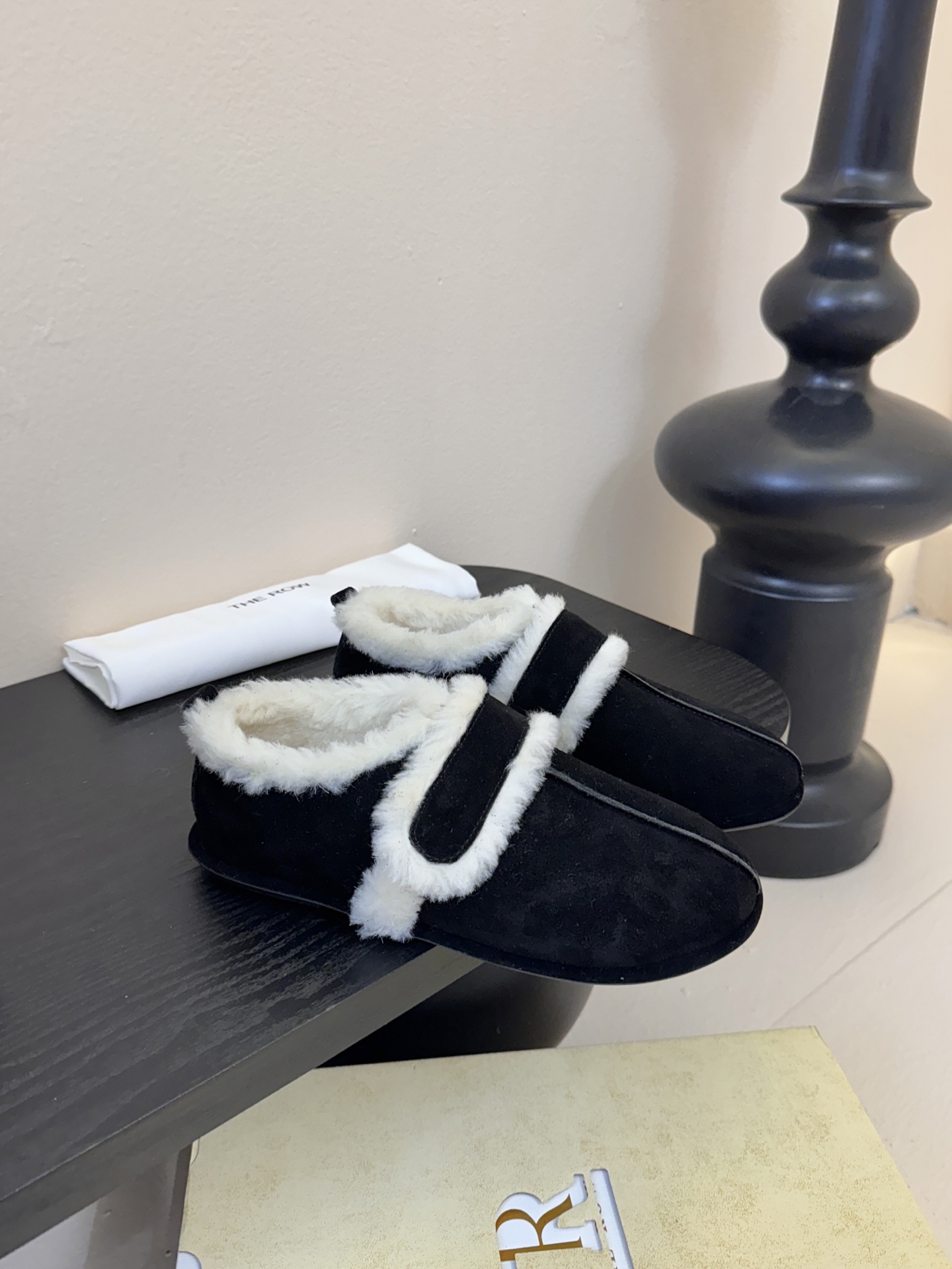 25年最新款The Row皮毛一体羊毛靴，魔术贴设计简单又方便，搭配也好看！整个鞋子非常柔软，好穿不磨脚