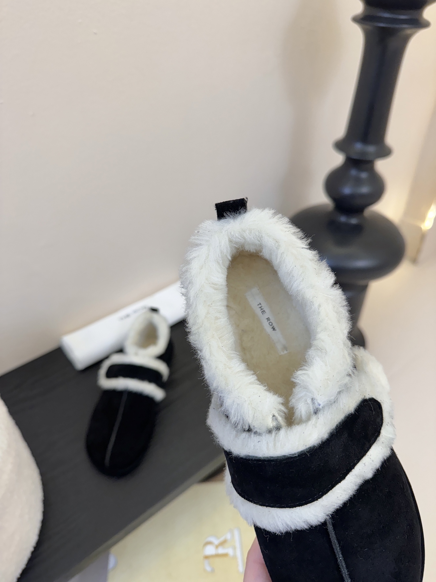 25年最新款The Row皮毛一体羊毛靴，魔术贴设计简单又方便，搭配也好看！整个鞋子非常柔软，好穿不磨脚