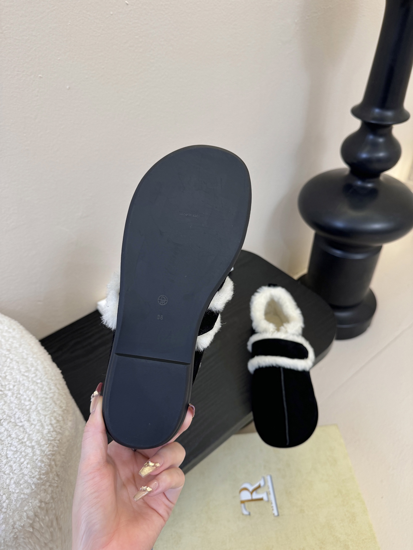 25年最新款The Row皮毛一体羊毛靴，魔术贴设计简单又方便，搭配也好看！整个鞋子非常柔软，好穿不磨脚