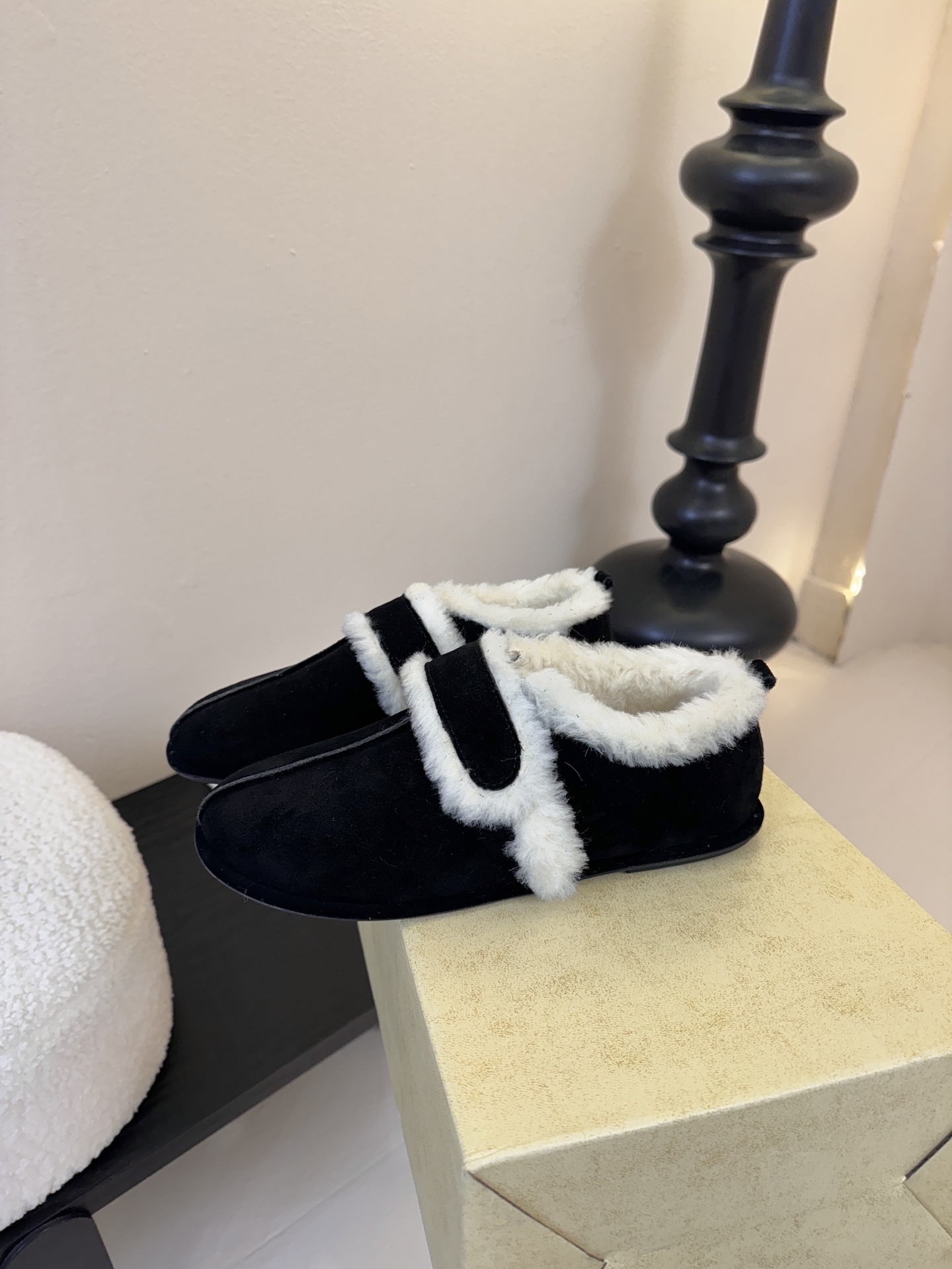 25年最新款The Row皮毛一体羊毛靴，魔术贴设计简单又方便，搭配也好看！整个鞋子非常柔软，好穿不磨脚