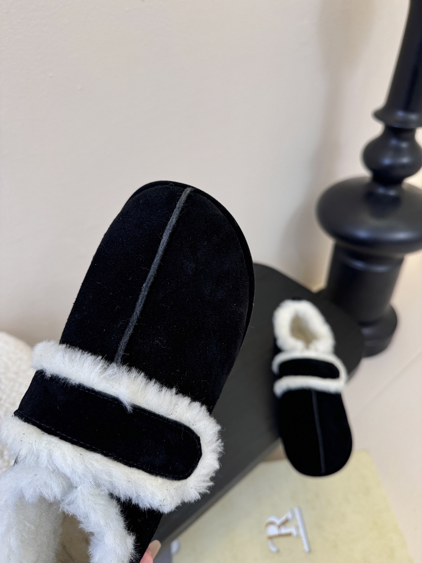 25年最新款The Row皮毛一体羊毛靴，魔术贴设计简单又方便，搭配也好看！整个鞋子非常柔软，好穿不磨脚