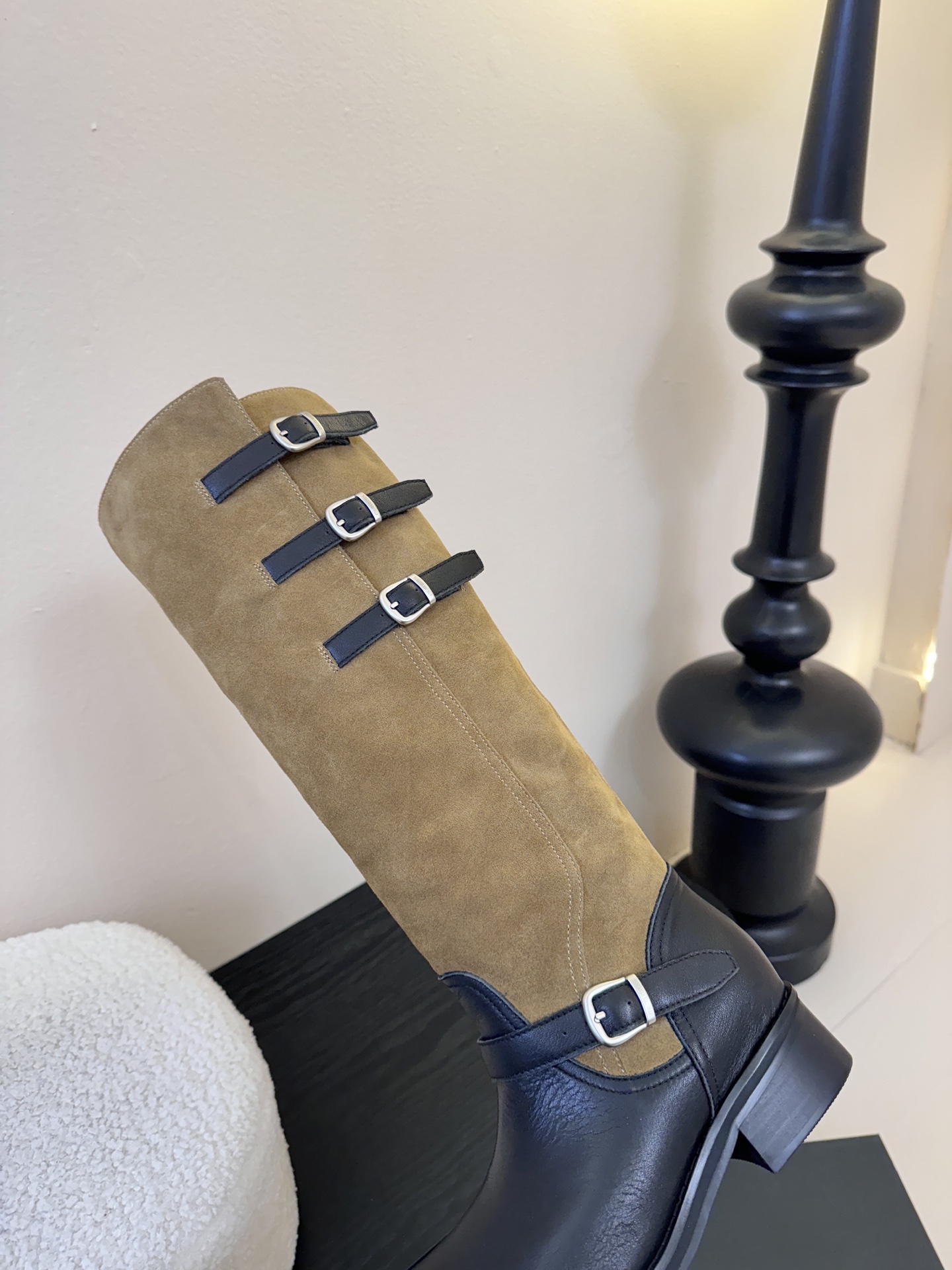 Atelier Edition韩国小众品牌松弛感非常强的一款时尚拼色韩风穿搭这双长靴把复古与朋克揉成高級