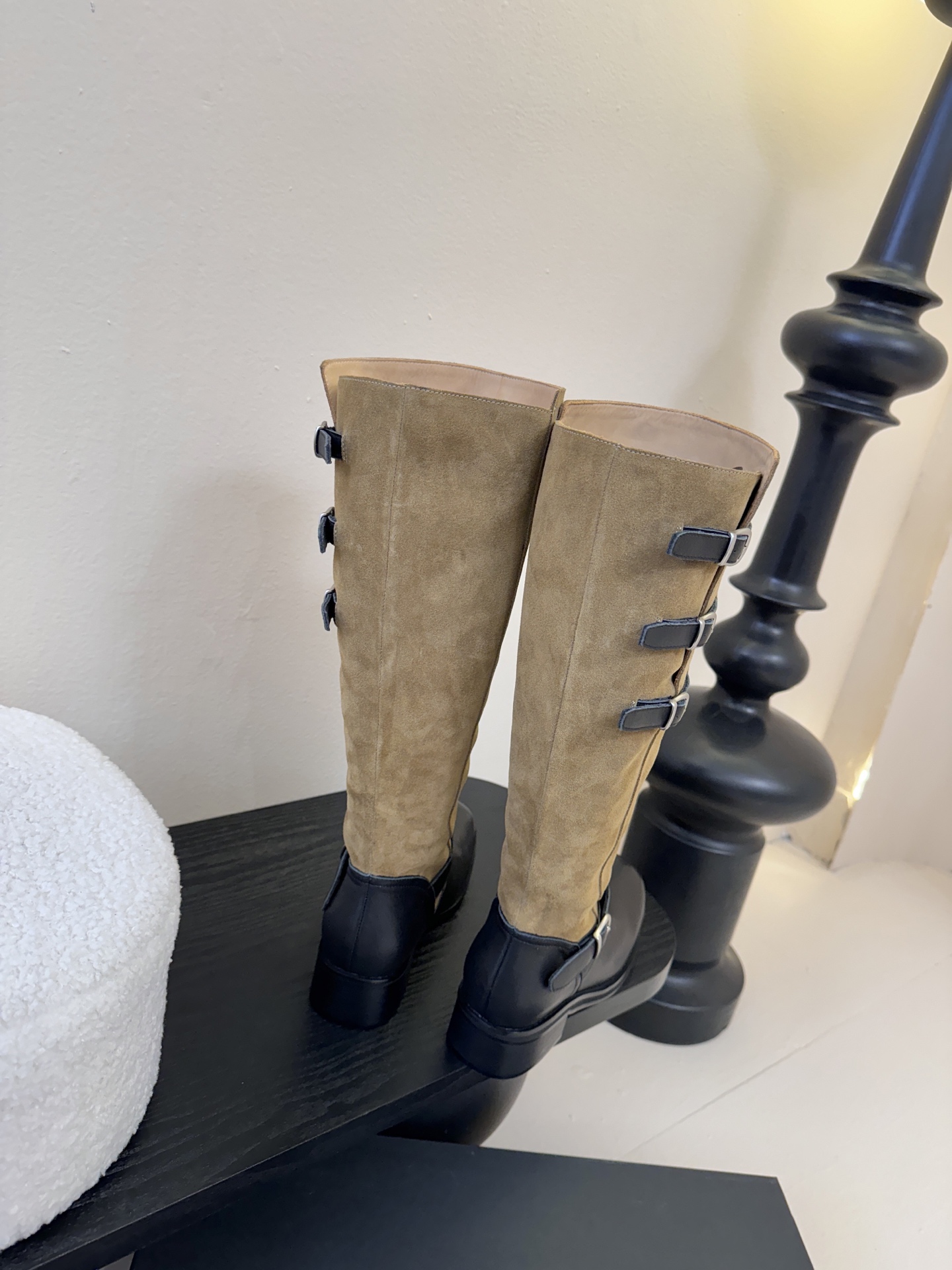 Atelier Edition韩国小众品牌松弛感非常强的一款时尚拼色韩风穿搭这双长靴把复古与朋克揉成高級