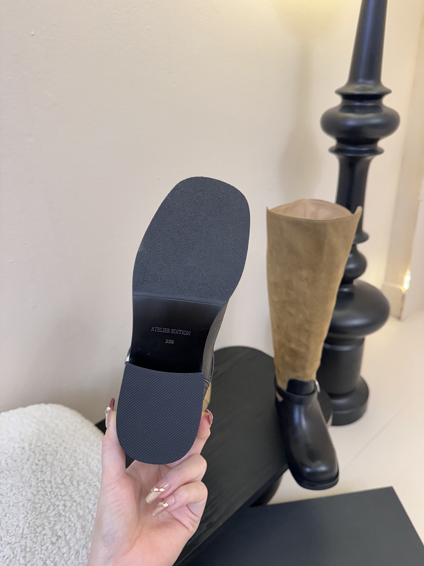 Atelier Edition韩国小众品牌松弛感非常强的一款时尚拼色韩风穿搭这双长靴把复古与朋克揉成高級