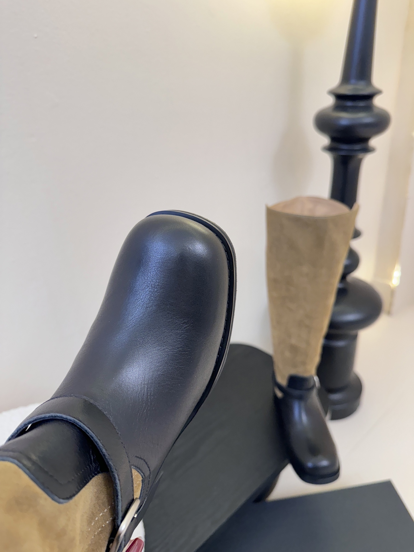 Atelier Edition韩国小众品牌松弛感非常强的一款时尚拼色韩风穿搭这双长靴把复古与朋克揉成高級