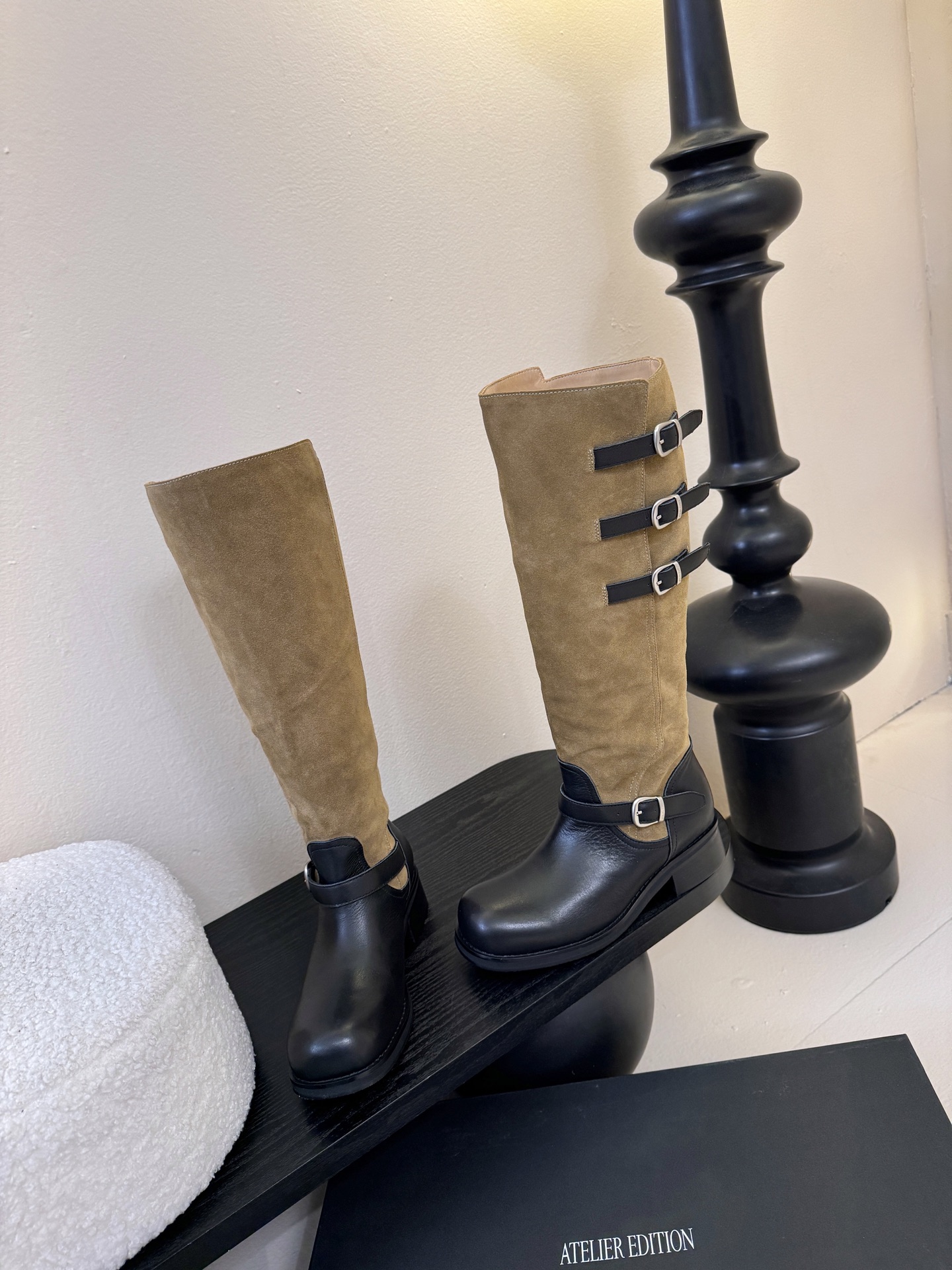 Atelier Edition韩国小众品牌松弛感非常强的一款时尚拼色韩风穿搭这双长靴把复古与朋克揉成高級