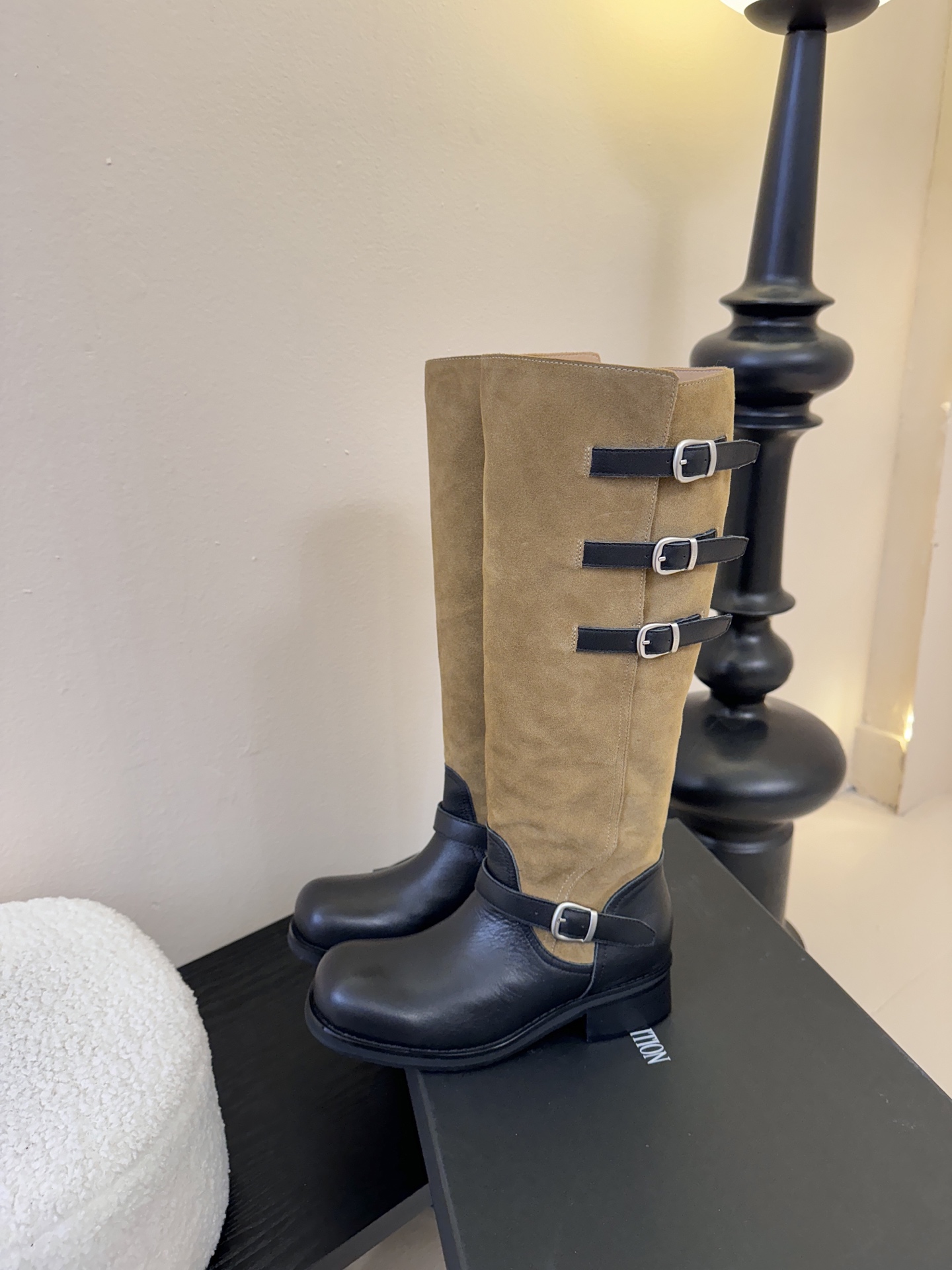 Atelier Edition韩国小众品牌松弛感非常强的一款时尚拼色韩风穿搭这双长靴把复古与朋克揉成高級