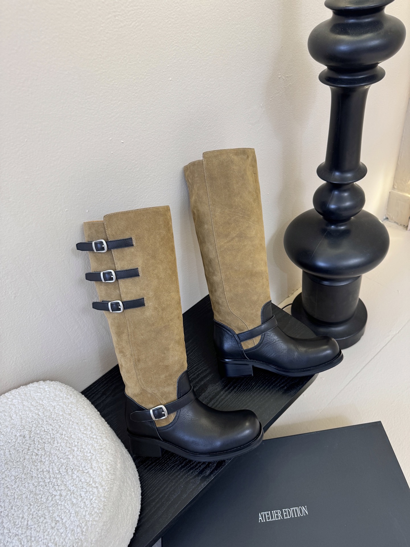 Atelier Edition韩国小众品牌松弛感非常强的一款时尚拼色韩风穿搭这双长靴把复古与朋克揉成高級