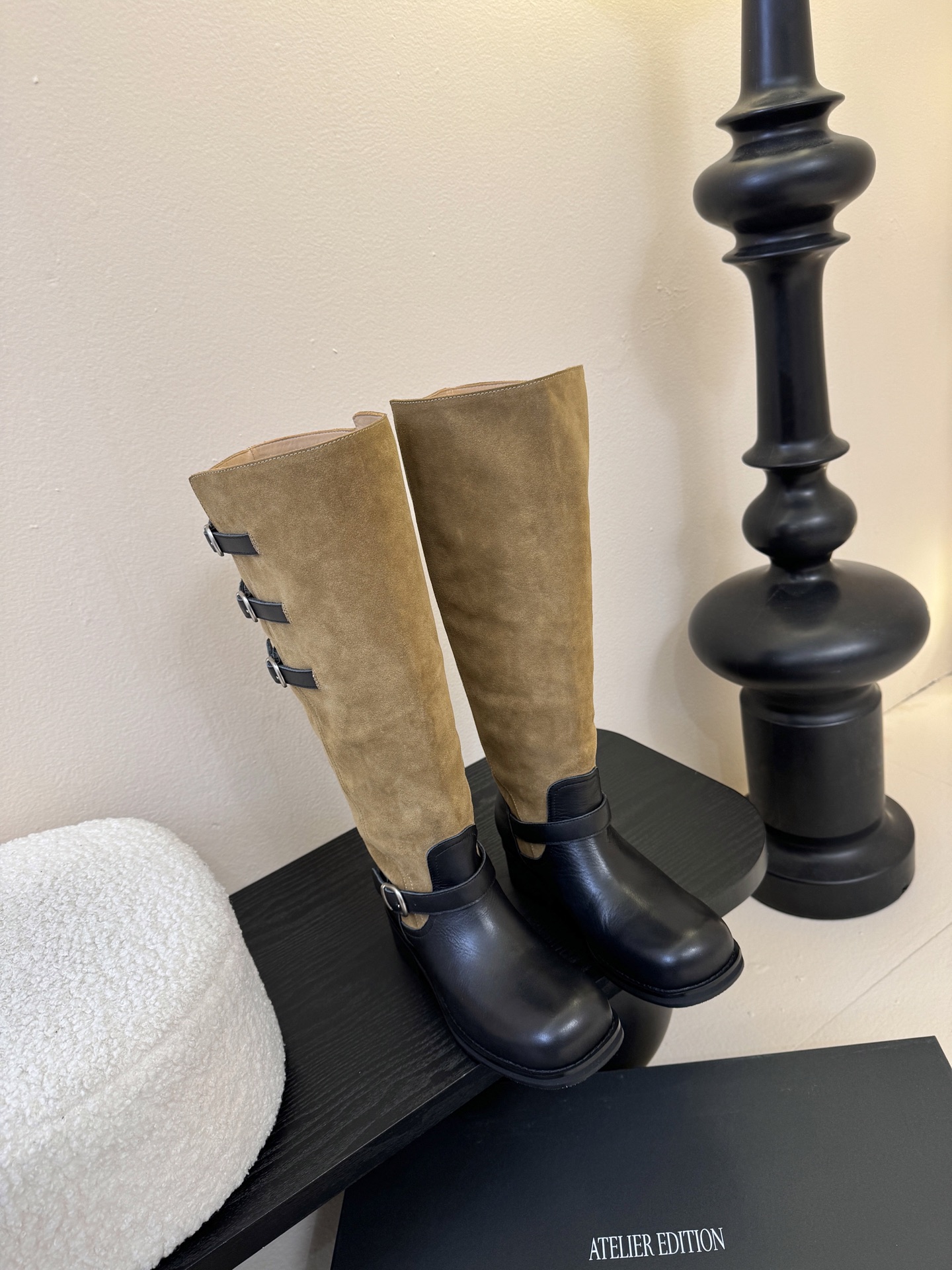 Atelier Edition韩国小众品牌松弛感非常强的一款时尚拼色韩风穿搭这双长靴把复古与朋克揉成高級