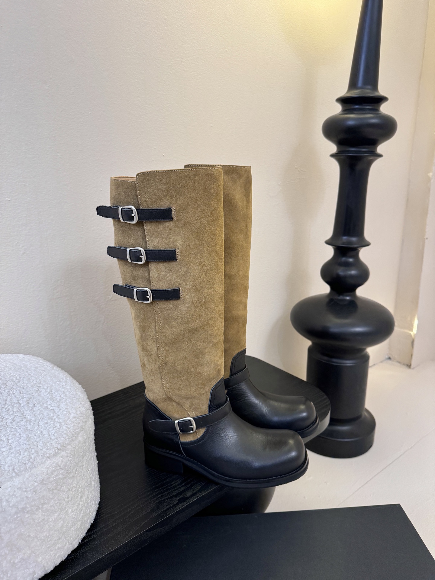 Atelier Edition韩国小众品牌松弛感非常强的一款时尚拼色韩风穿搭这双长靴把复古与朋克揉成高級