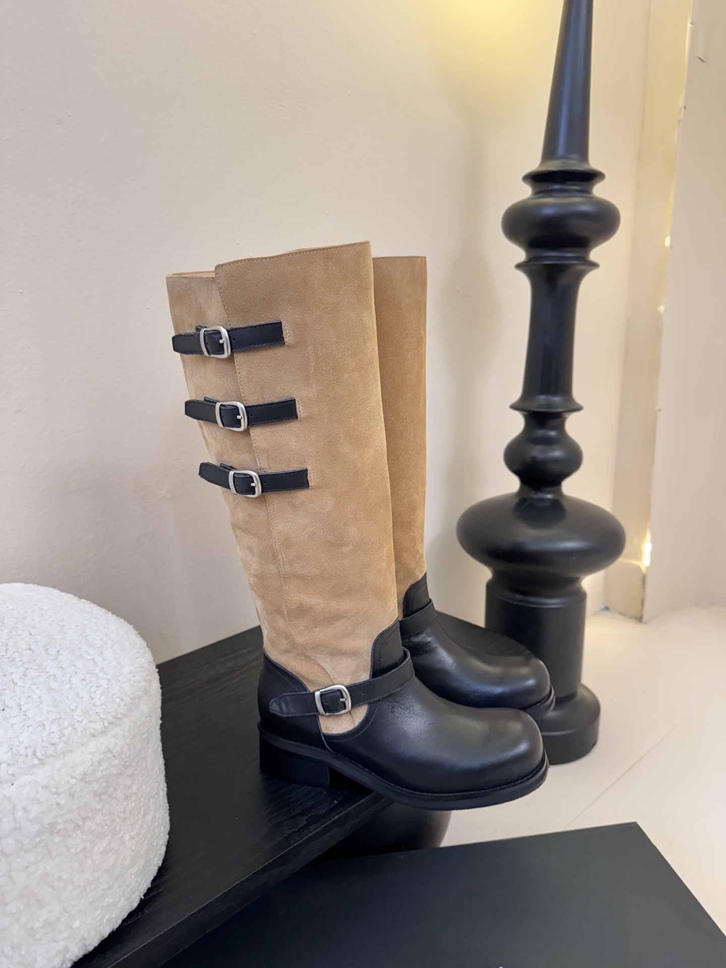 Atelier Edition韩国小众品牌松弛感非常强的一款时尚拼色韩风穿搭这双长靴把复古与朋克揉成高級