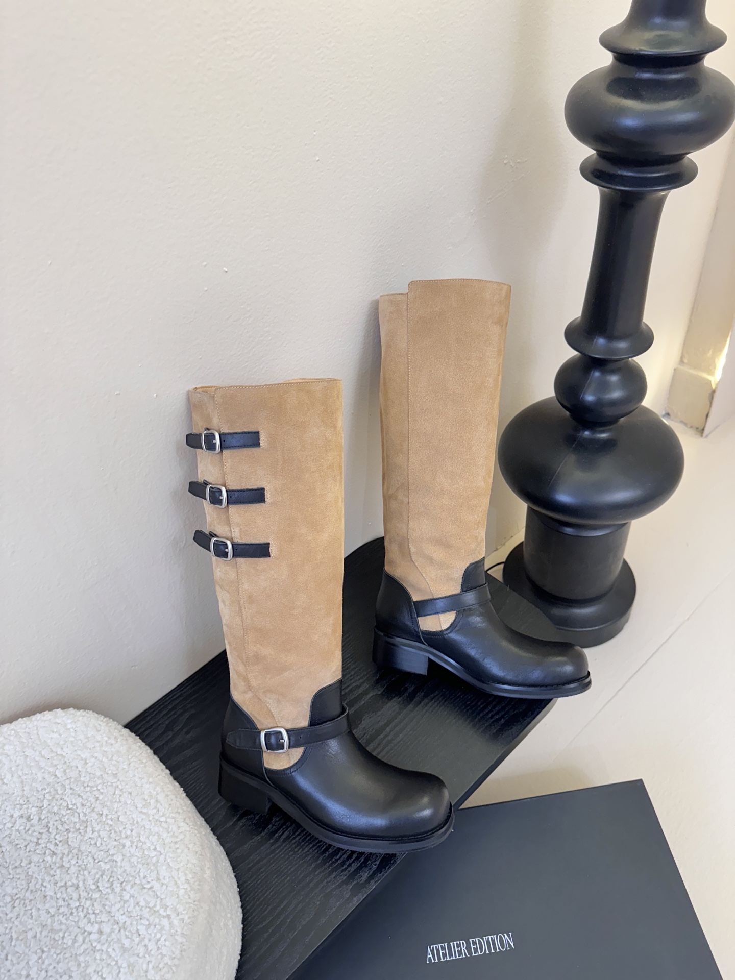 Atelier Edition韩国小众品牌松弛感非常强的一款时尚拼色韩风穿搭这双长靴把复古与朋克揉成高級