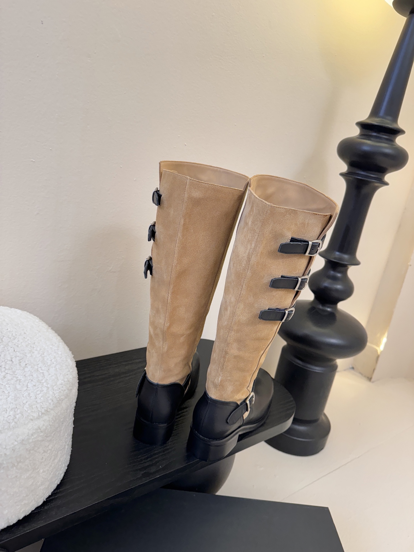 Atelier Edition韩国小众品牌松弛感非常强的一款时尚拼色韩风穿搭这双长靴把复古与朋克揉成高級