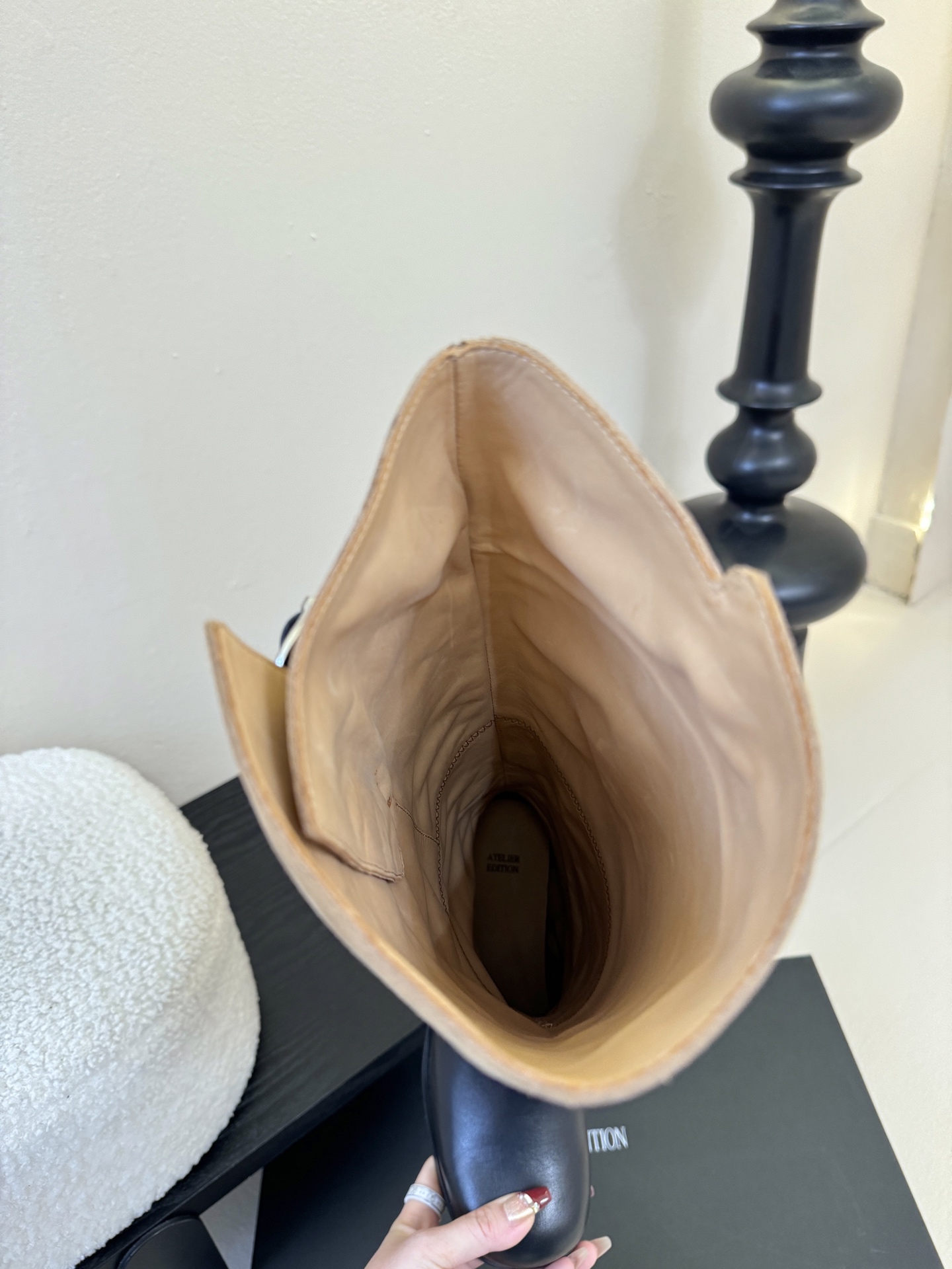 Atelier Edition韩国小众品牌松弛感非常强的一款时尚拼色韩风穿搭这双长靴把复古与朋克揉成高級