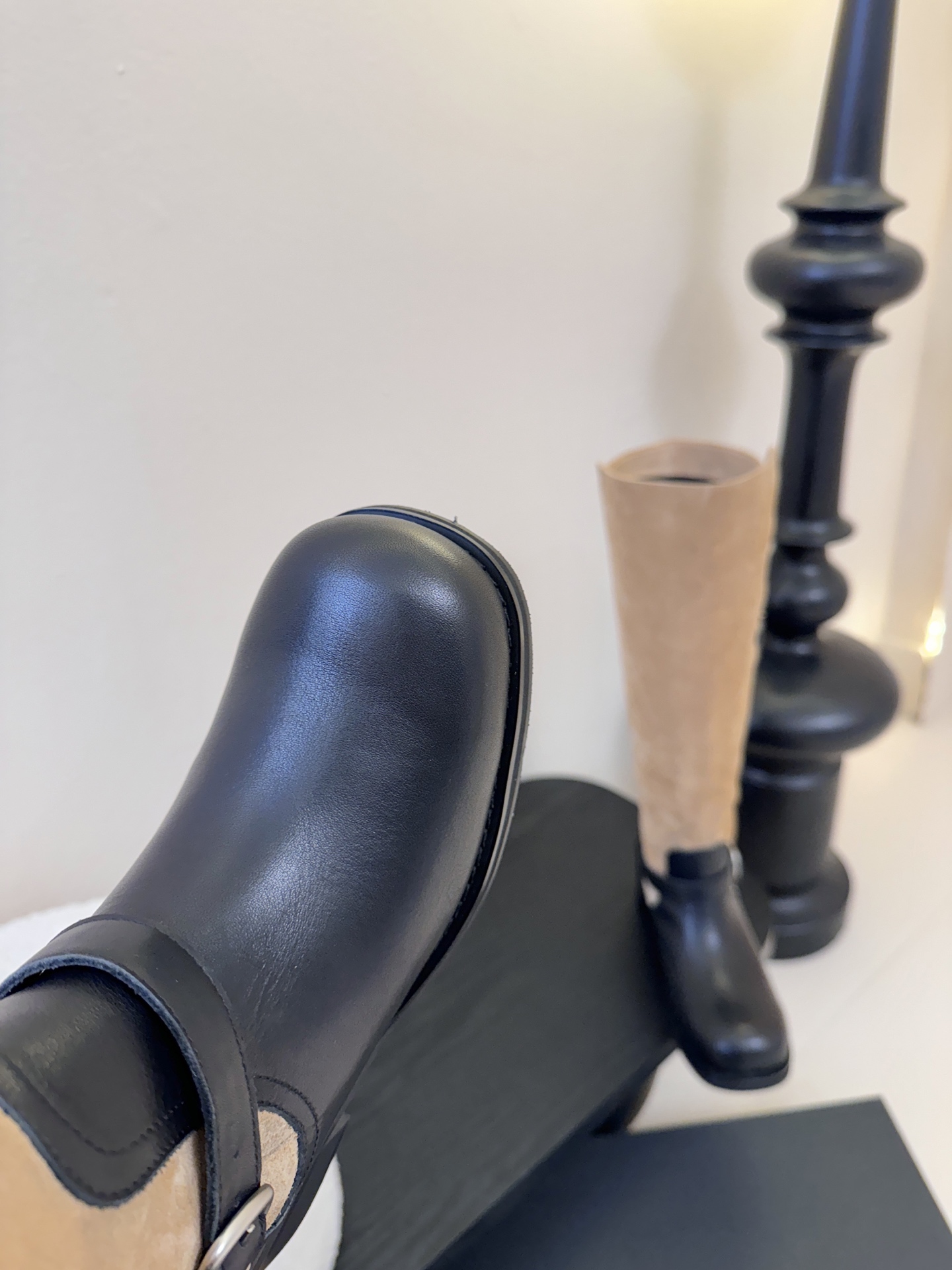 Atelier Edition韩国小众品牌松弛感非常强的一款时尚拼色韩风穿搭这双长靴把复古与朋克揉成高級