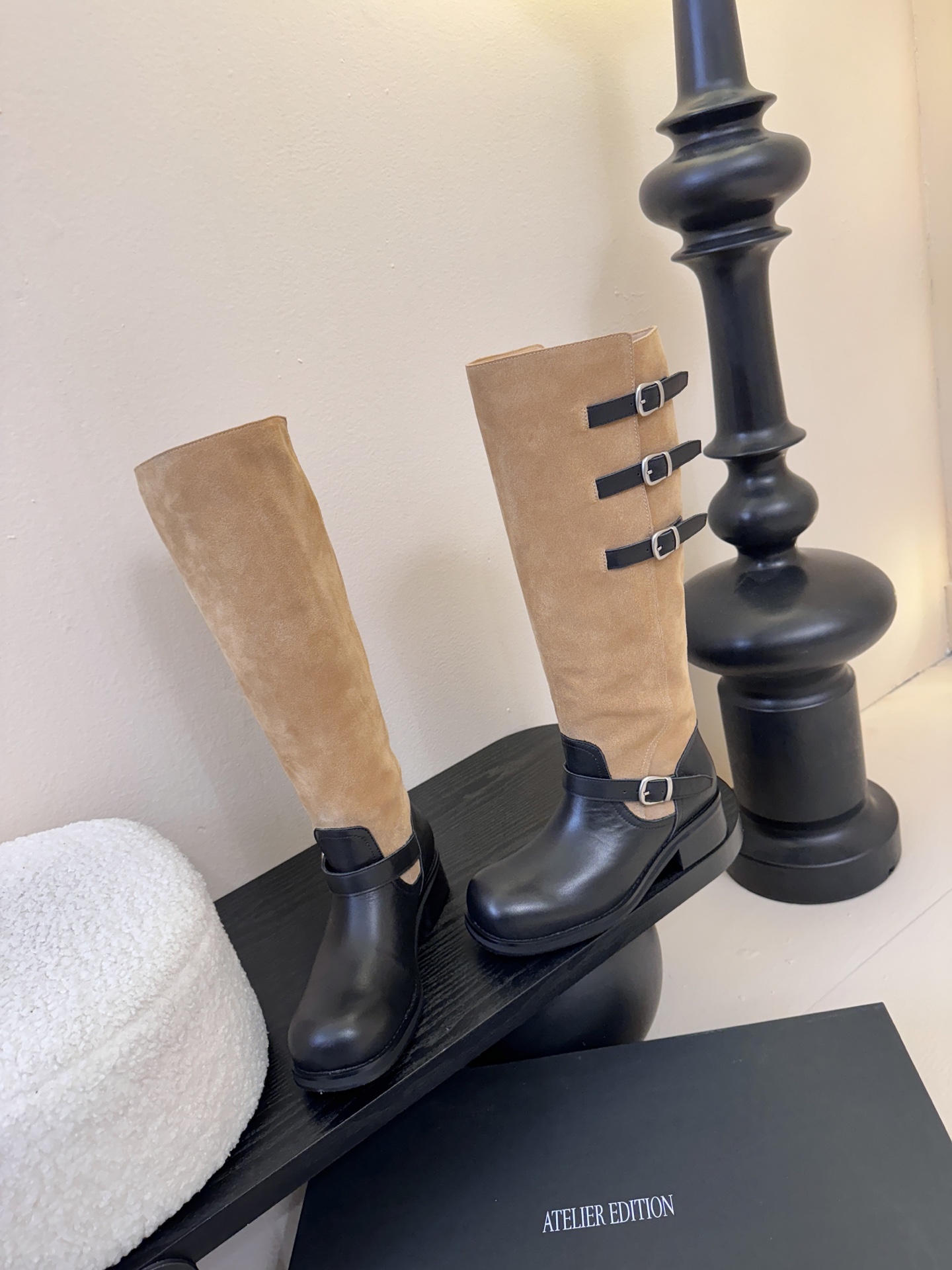 Atelier Edition韩国小众品牌松弛感非常强的一款时尚拼色韩风穿搭这双长靴把复古与朋克揉成高級