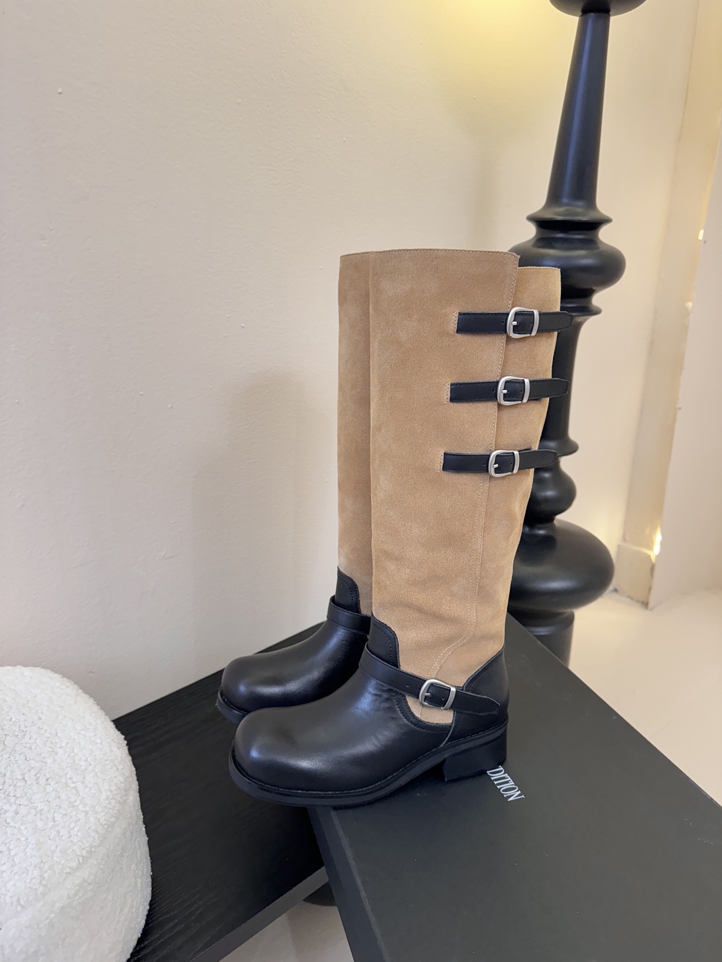 Atelier Edition韩国小众品牌松弛感非常强的一款时尚拼色韩风穿搭这双长靴把复古与朋克揉成高級