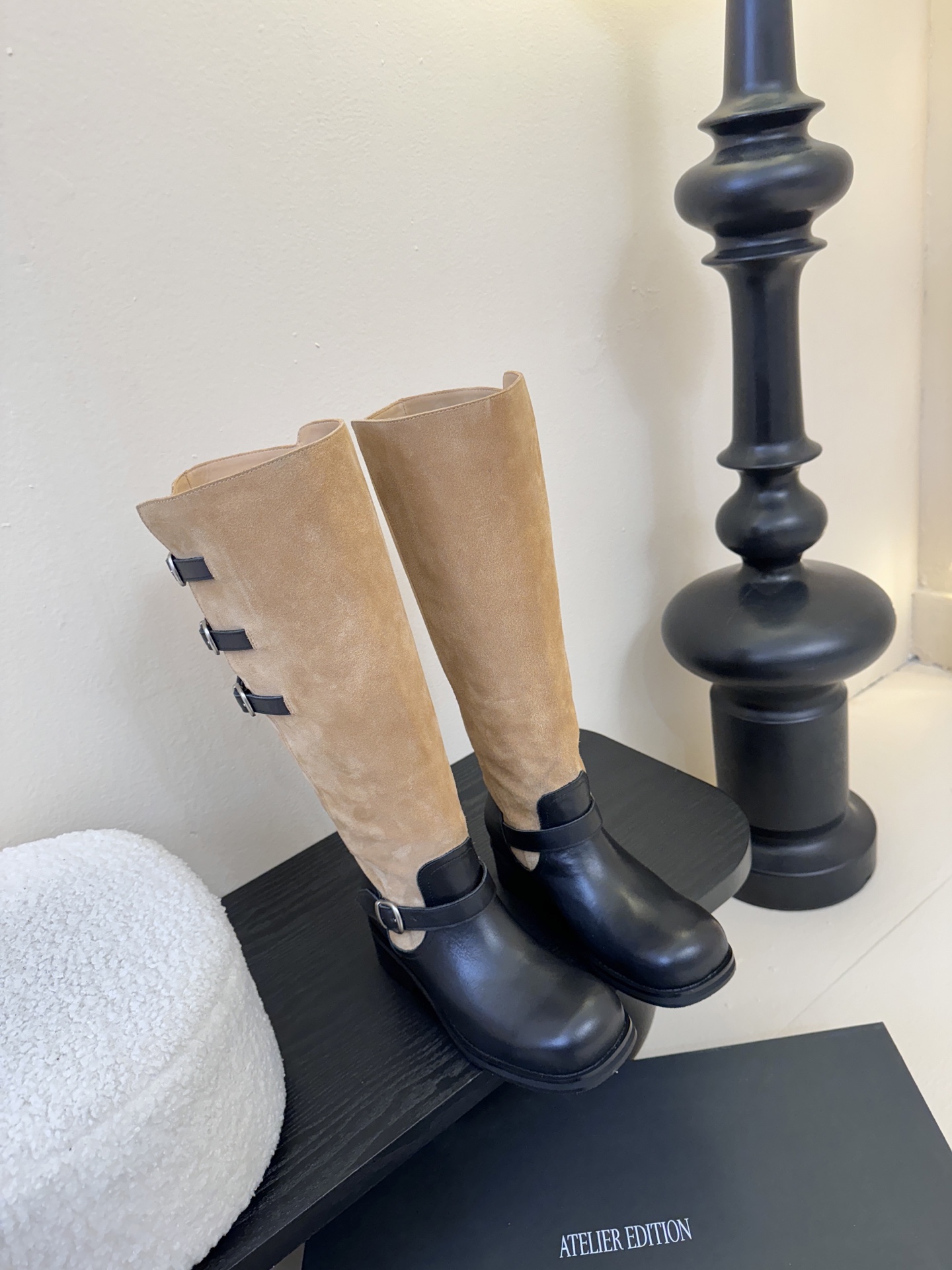 NO:592752,Atelier Edition, a Korean niche brand, is a fashionable color-blocked Korean-style outfit with a strong sense of relaxation. This pair of boots combines retro and punk into a high-end feel. In autumn and winter, the upper foot is loose and can make your style instantly appear out of the circle. The brown boots have a high-end atmosphere that does not conflict with the style. The upper is cowhide/cow suede, and the inner cowhide lining is 35-40 (40 is custom-made and non-refundable), boots, boots, cowhide19860909Atelier Edition韩国小众品牌 松弛感非常强的一款时尚拼色韩风穿搭 这双长靴把复古与朋克揉成高級感.秋冬上脚軽軽松松拿捏,都能让你风格瞬间出圈～棕色长靴穿出不撞款的高级感氛围感也满满. 鞋面牛皮/牛反绒 内里牛皮里 35-40(40订做不退换),靴子,boots,cowhide,Women's Shoes