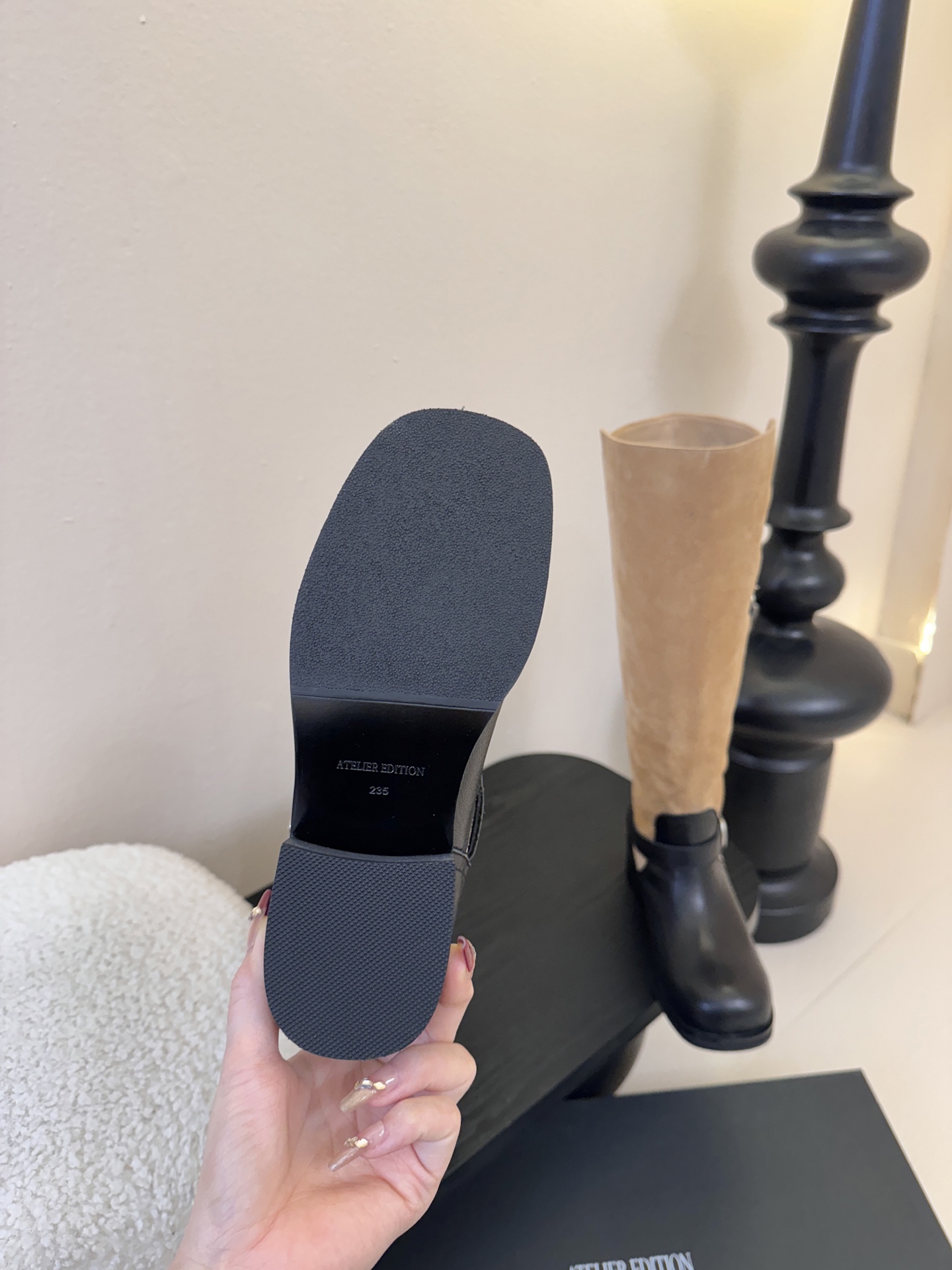 Atelier Edition韩国小众品牌松弛感非常强的一款时尚拼色韩风穿搭这双长靴把复古与朋克揉成高級