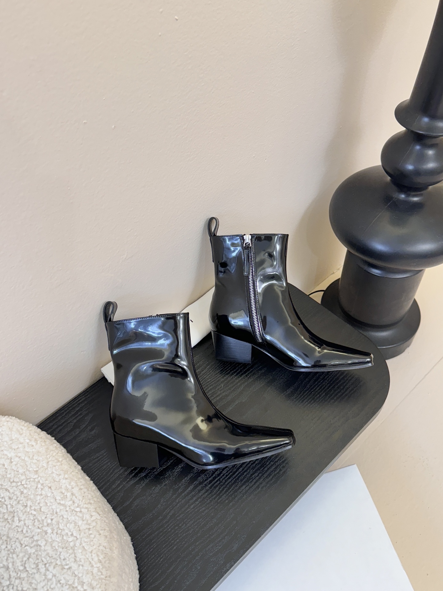 HIDEM* 𝟐𝟓𝐀𝐖新品✔️方头靴｜把酷飒高级焊在腿上 当漆皮质感撞上先锋方头 这双靴直接改写秋冬时髦