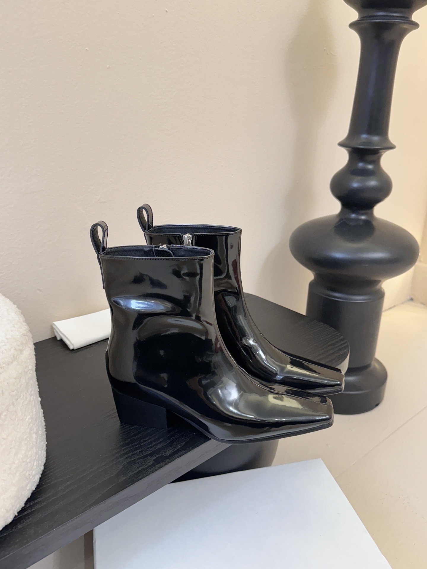 HIDEM* 𝟐𝟓𝐀𝐖新品✔️方头靴｜把酷飒高级焊在腿上 当漆皮质感撞上先锋方头 这双靴直接改写秋冬时髦