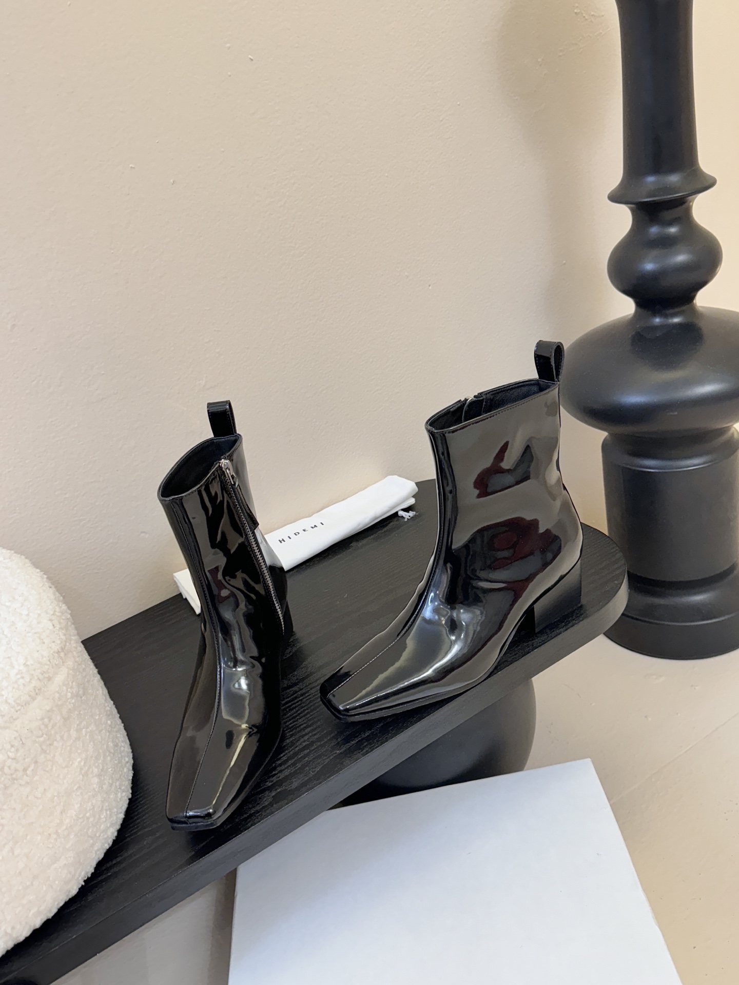 HIDEM* 𝟐𝟓𝐀𝐖新品✔️方头靴｜把酷飒高级焊在腿上 当漆皮质感撞上先锋方头 这双靴直接改写秋冬时髦