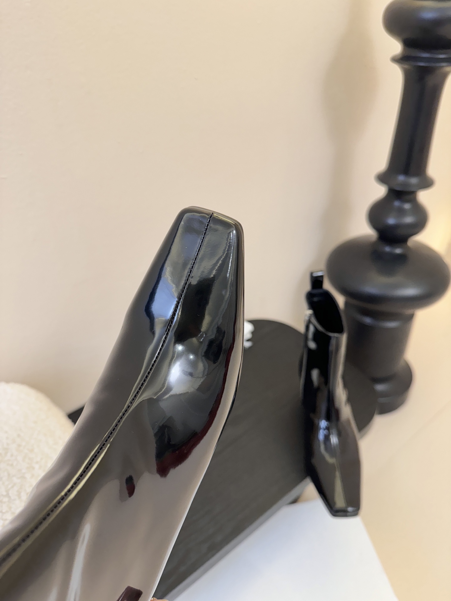 HIDEM* 𝟐𝟓𝐀𝐖新品✔️方头靴｜把酷飒高级焊在腿上 当漆皮质感撞上先锋方头 这双靴直接改写秋冬时髦