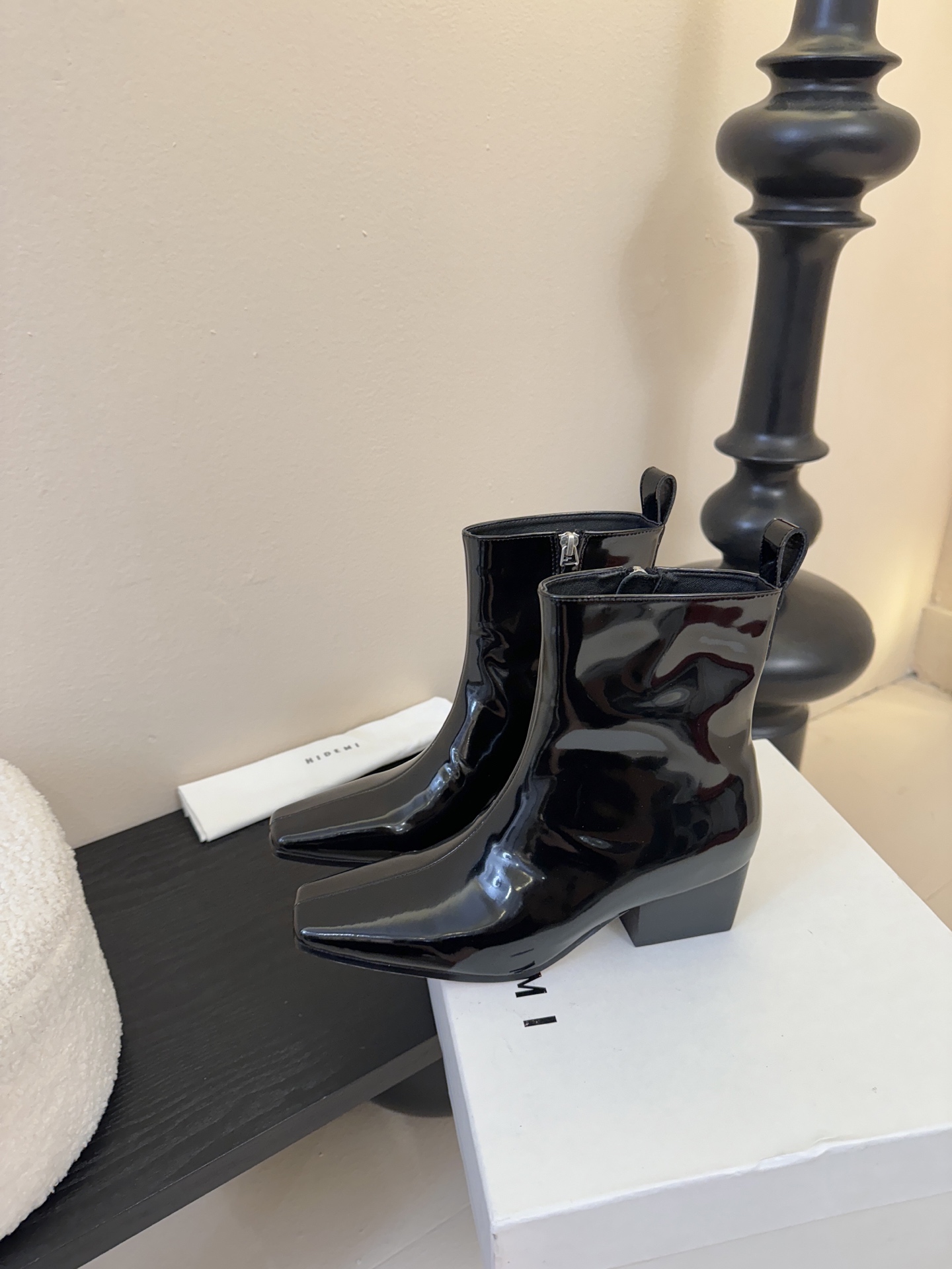 HIDEM* 𝟐𝟓𝐀𝐖新品✔️方头靴｜把酷飒高级焊在腿上 当漆皮质感撞上先锋方头 这双靴直接改写秋冬时髦