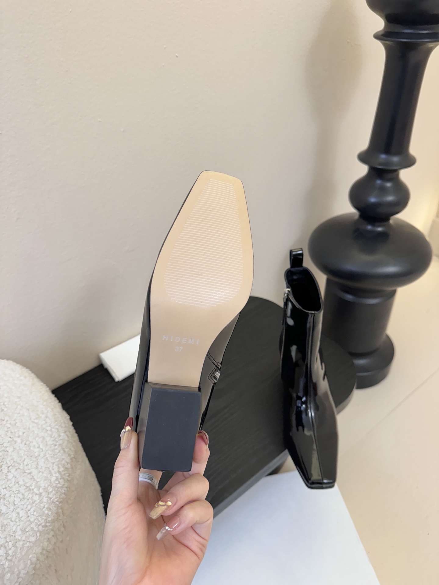 HIDEM* 𝟐𝟓𝐀𝐖新品✔️方头靴｜把酷飒高级焊在腿上 当漆皮质感撞上先锋方头 这双靴直接改写秋冬时髦