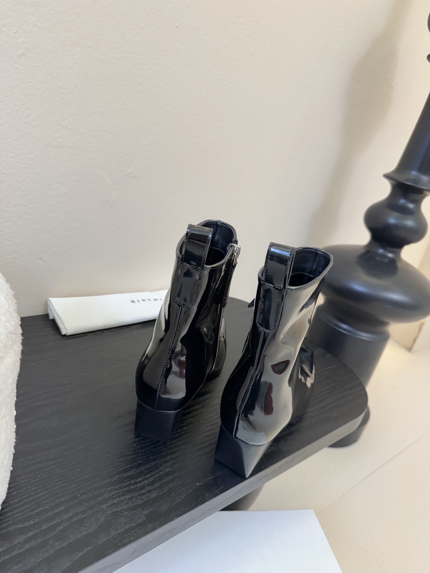 HIDEM* 𝟐𝟓𝐀𝐖新品✔️方头靴｜把酷飒高级焊在腿上 当漆皮质感撞上先锋方头 这双靴直接改写秋冬时髦