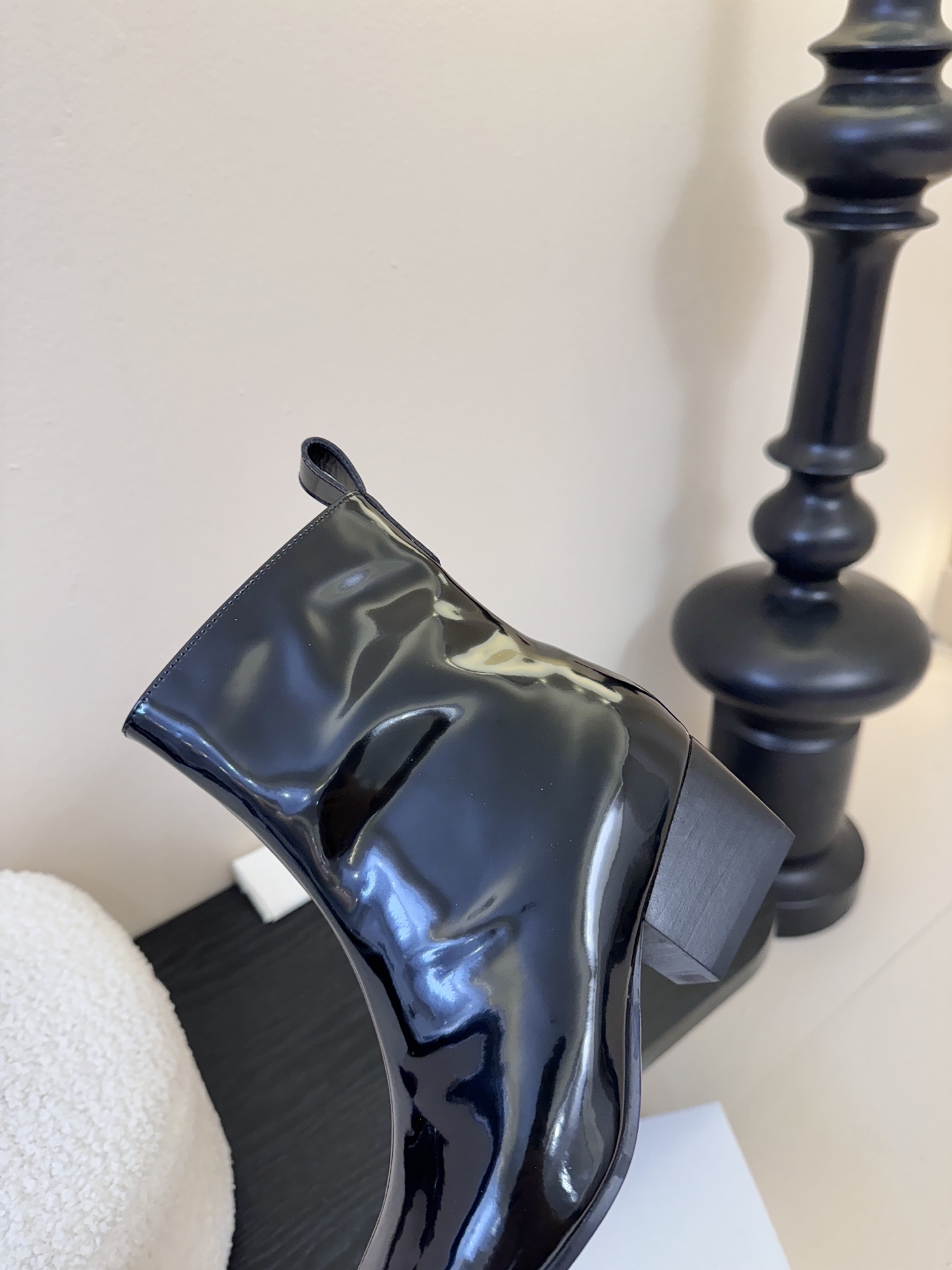 HIDEM* 𝟐𝟓𝐀𝐖新品✔️方头靴｜把酷飒高级焊在腿上 当漆皮质感撞上先锋方头 这双靴直接改写秋冬时髦