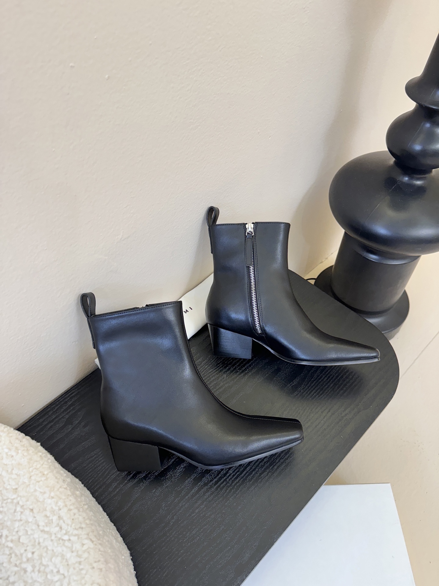 HIDEM* 𝟐𝟓𝐀𝐖新品✔️方头靴｜把酷飒高级焊在腿上 当漆皮质感撞上先锋方头 这双靴直接改写秋冬时髦