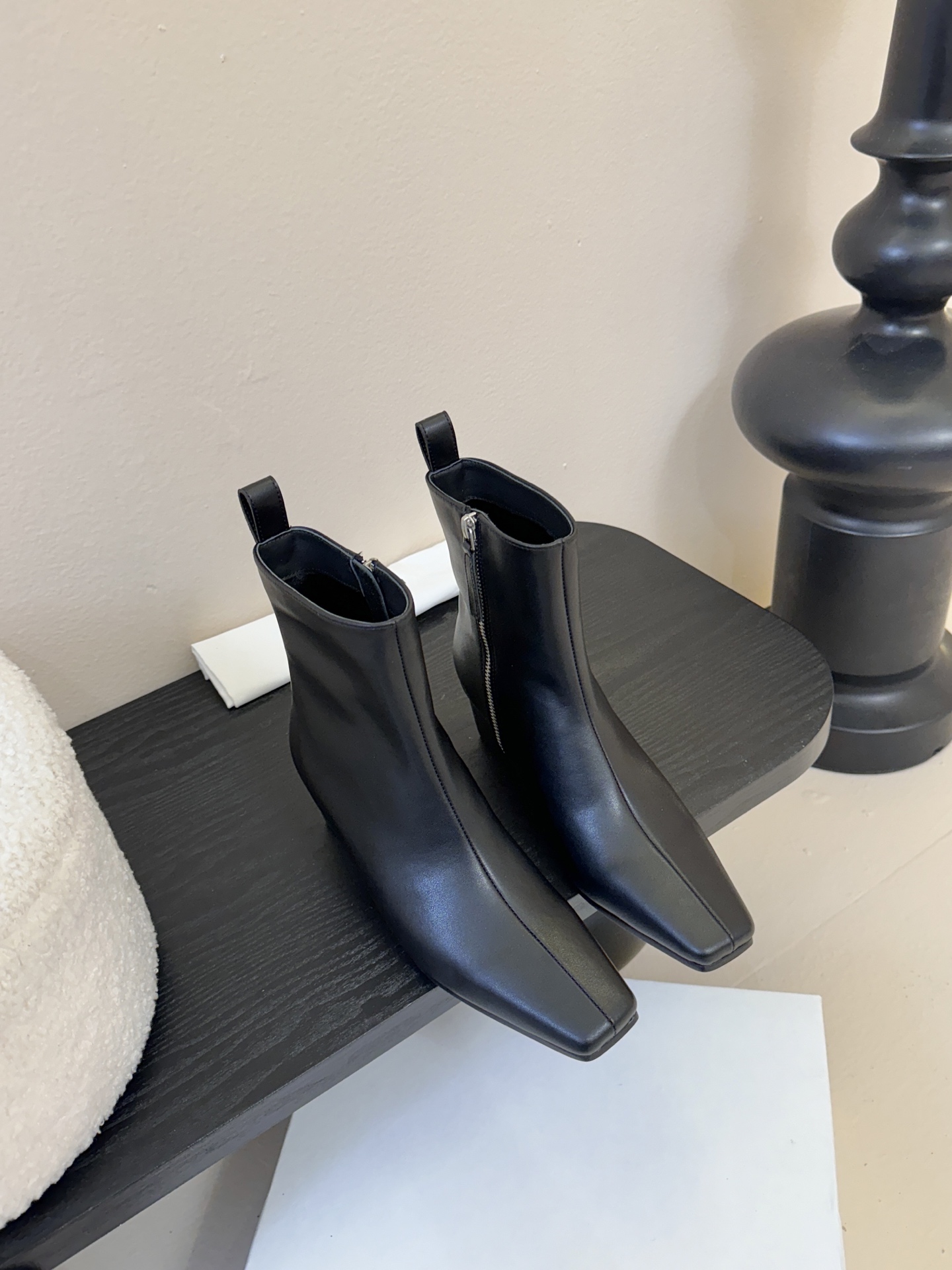 HIDEM* 𝟐𝟓𝐀𝐖新品✔️方头靴｜把酷飒高级焊在腿上 当漆皮质感撞上先锋方头 这双靴直接改写秋冬时髦