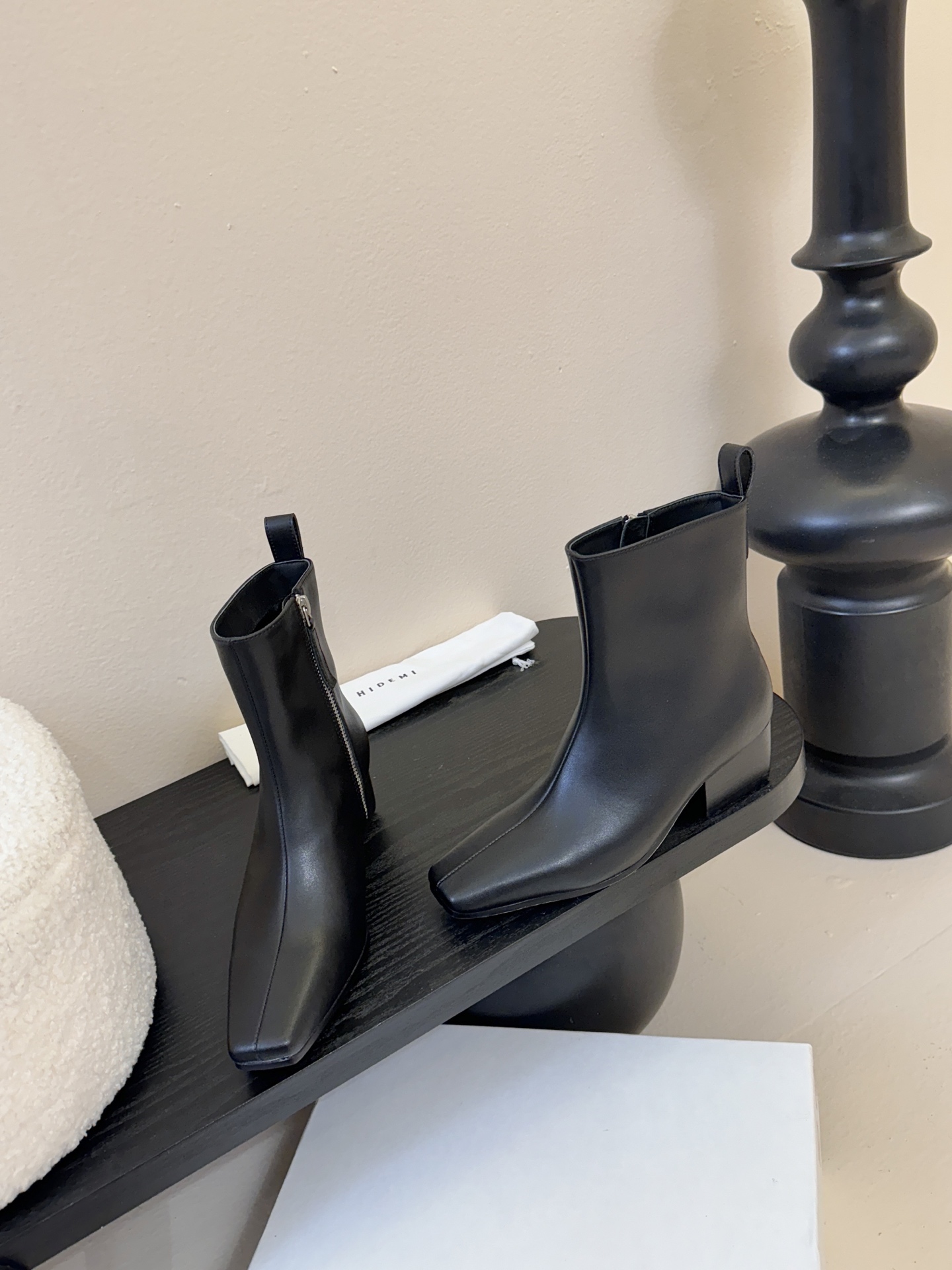 HIDEM* 𝟐𝟓𝐀𝐖新品✔️方头靴｜把酷飒高级焊在腿上 当漆皮质感撞上先锋方头 这双靴直接改写秋冬时髦