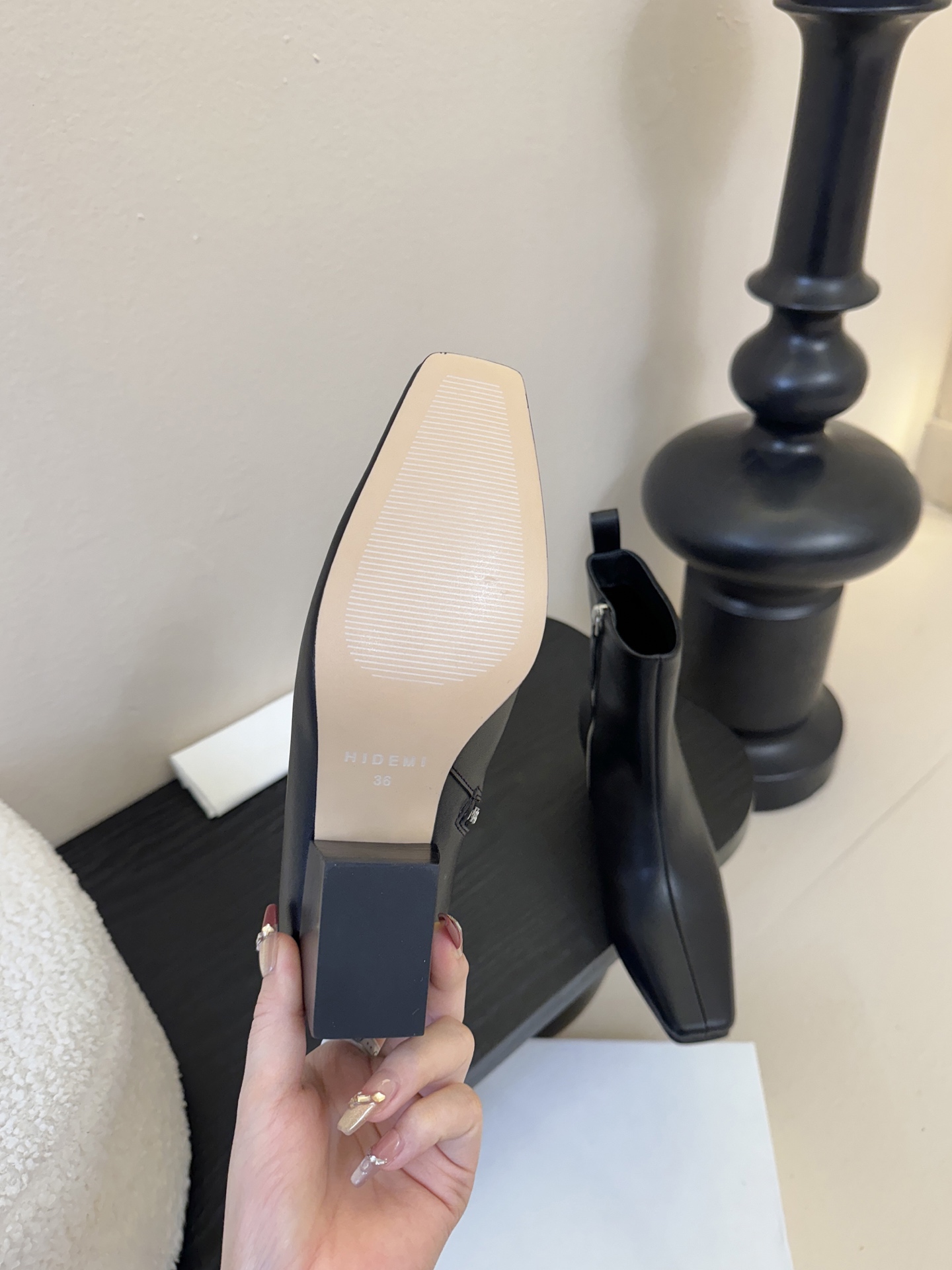 HIDEM* 𝟐𝟓𝐀𝐖新品✔️方头靴｜把酷飒高级焊在腿上 当漆皮质感撞上先锋方头 这双靴直接改写秋冬时髦