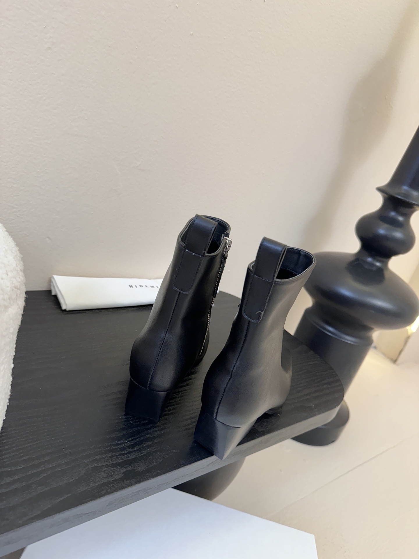 HIDEM* 𝟐𝟓𝐀𝐖新品✔️方头靴｜把酷飒高级焊在腿上 当漆皮质感撞上先锋方头 这双靴直接改写秋冬时髦