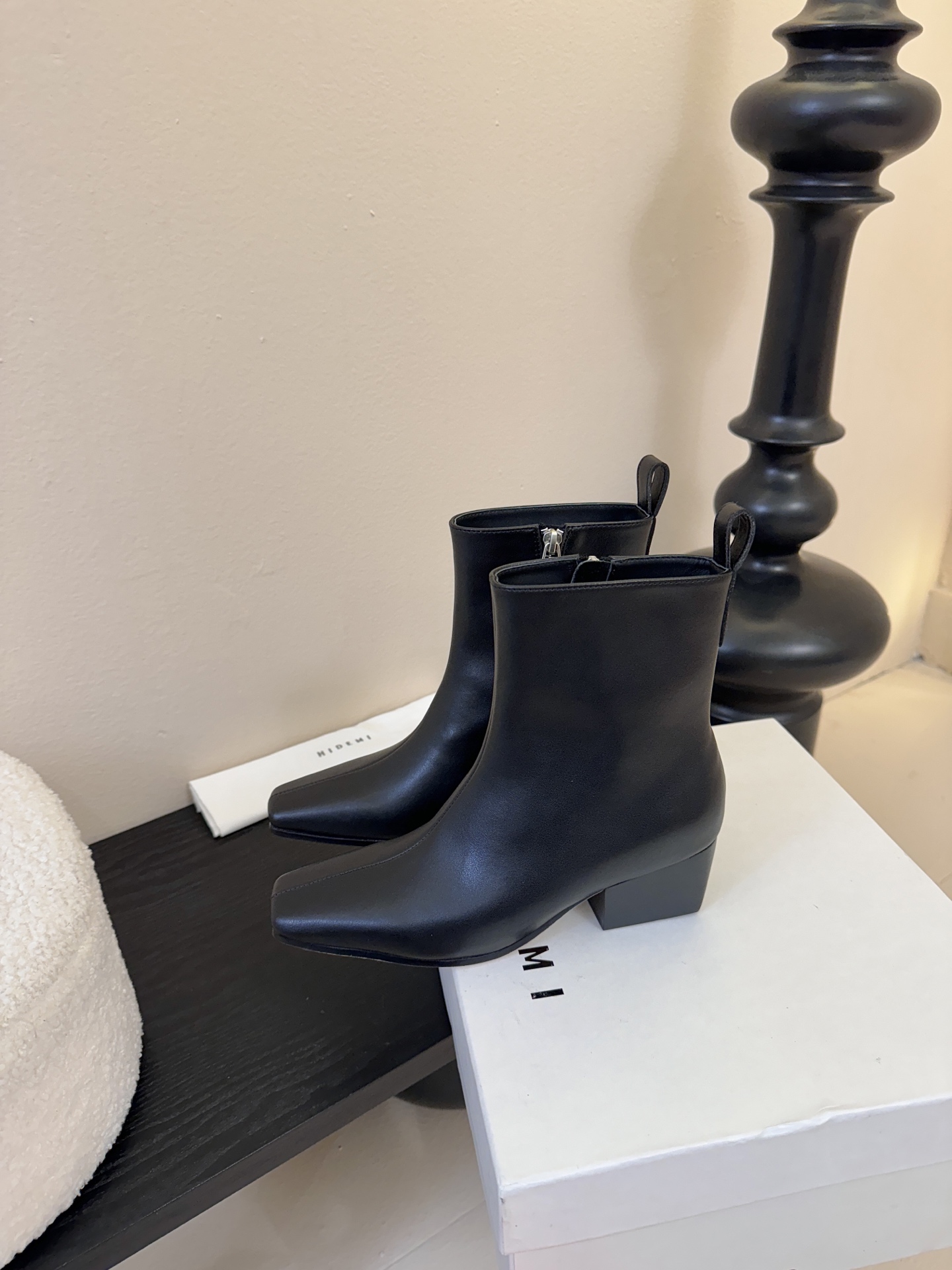 HIDEM* 𝟐𝟓𝐀𝐖新品✔️方头靴｜把酷飒高级焊在腿上 当漆皮质感撞上先锋方头 这双靴直接改写秋冬时髦